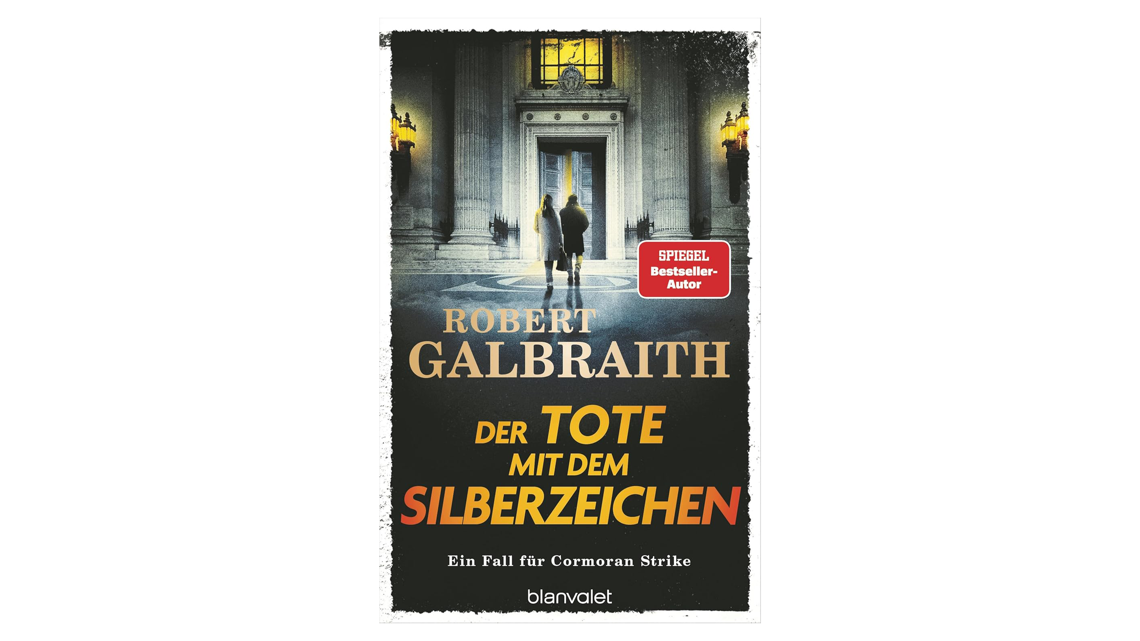 Buchcover von "Der Tote mit dem Silberzeichen" von Robert Galbraith mit zwei Personen vor einem Gebäude