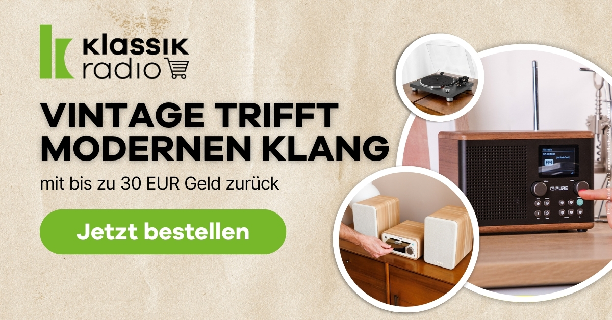 Plattenspieler, modernes Digitalradio und Lautsprecher auf Holzmöbeln, Schriftzug „Vintage trifft modernen Klang“