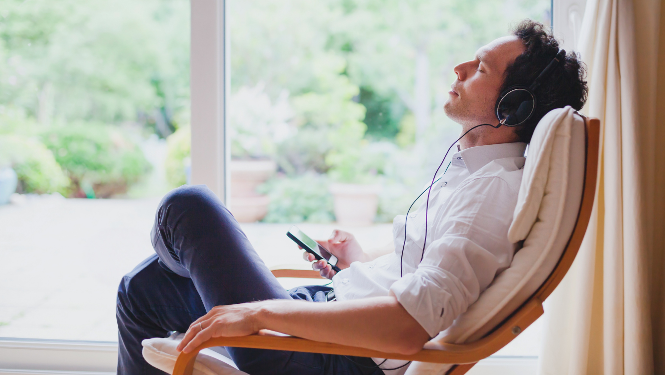 Mann entspannt mit Musik