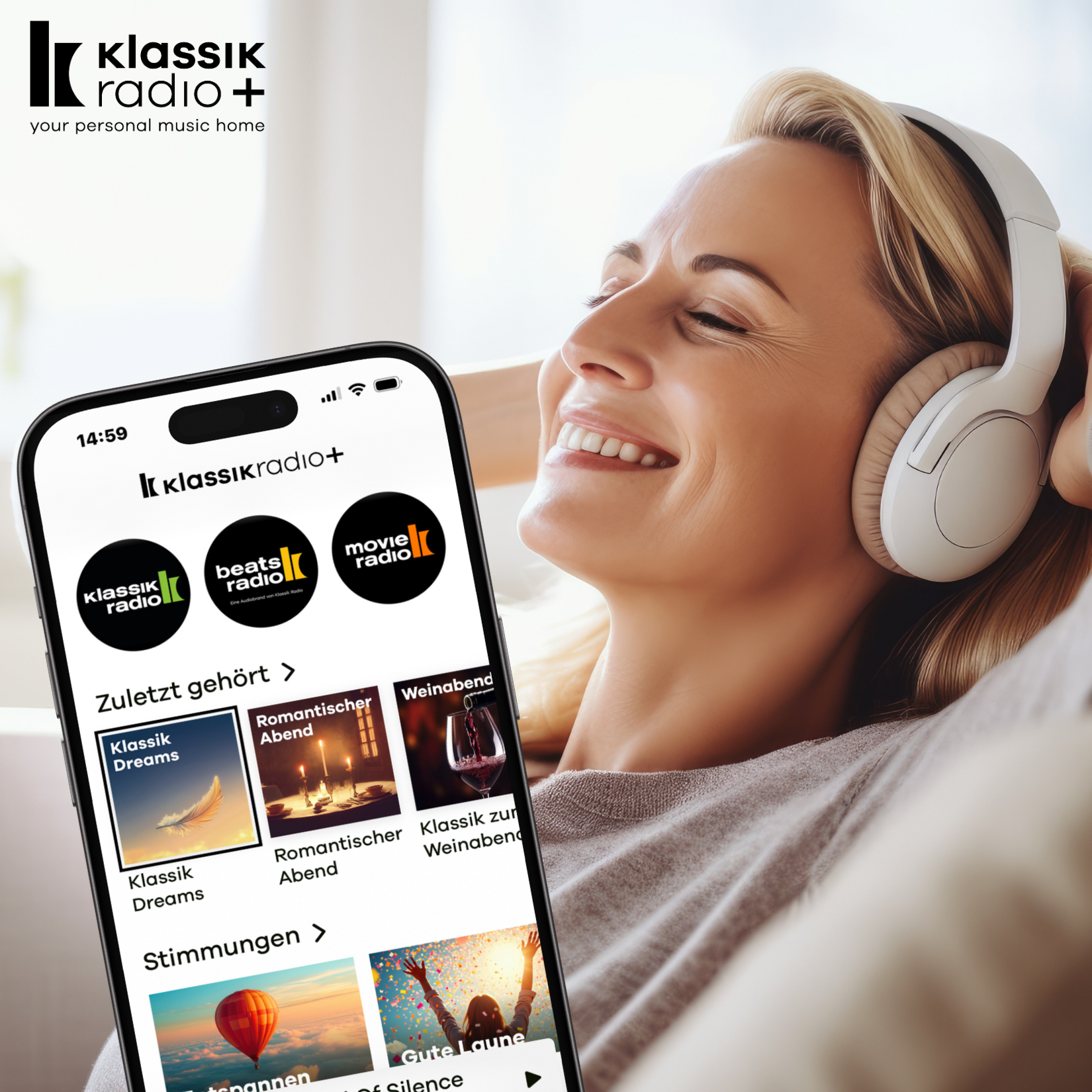 Eine Frau hört auf dem Sofa Musik über Kopfhörer und daneben sieht man Klassik Radio Plus im Handy