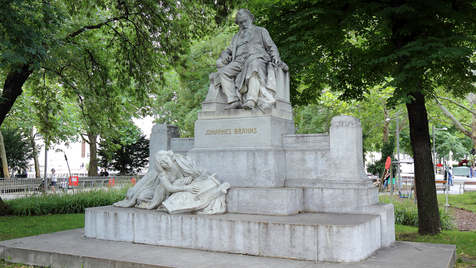 Brahms Denkmal am Karlsplatz in Wien