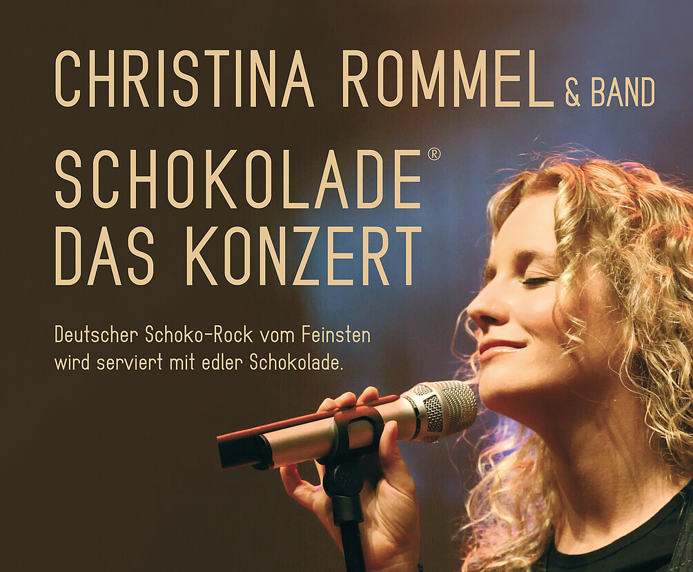 Blonde Sängerin mit Mikrofon auf Bühne, Schriftzug "Schokolade Das Konzert" und Hinweise zu Schoko-Rock-Musik