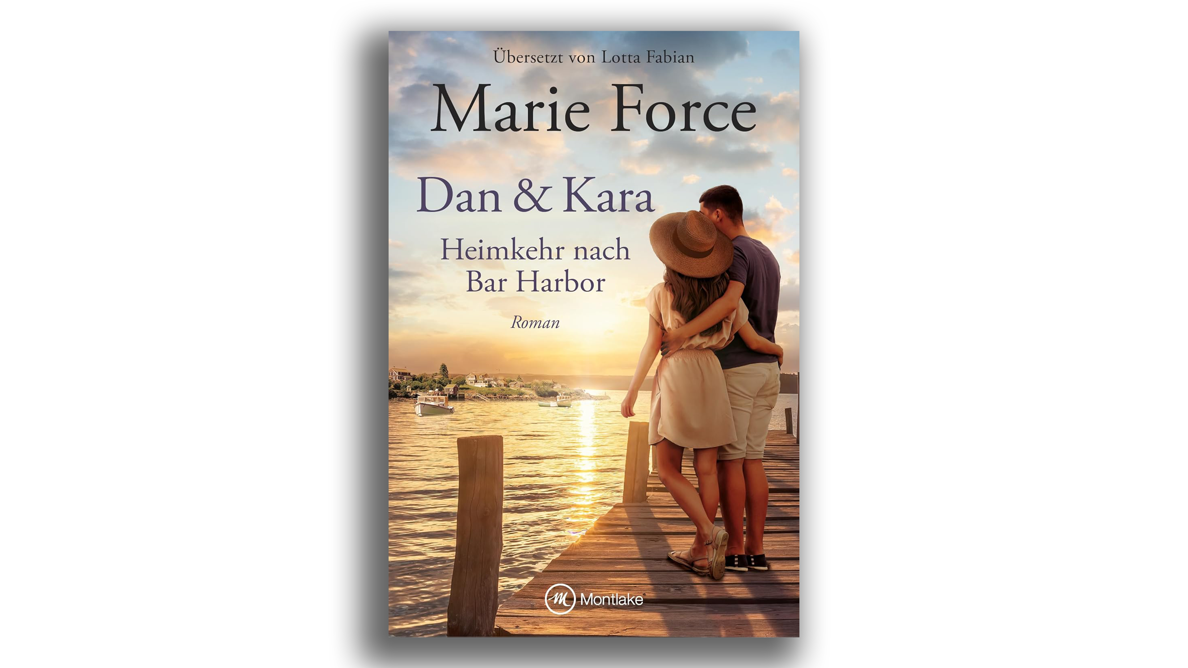 Paar steht eng umschlungen auf einem Steg am Wasser bei Sonnenuntergang, Segelboote im Hintergrund