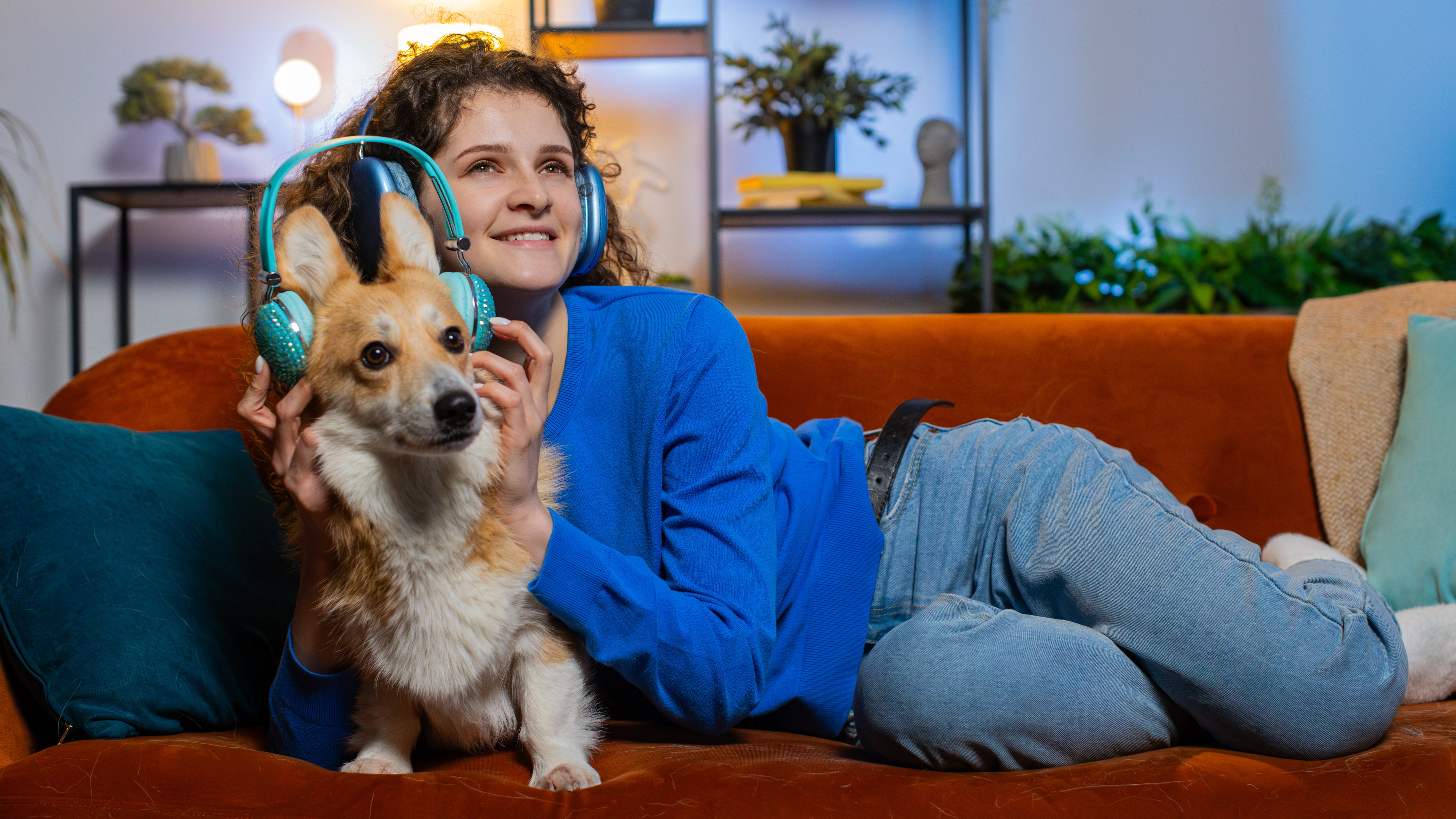 Frau und Hund hören Musik über Kopfhörer
