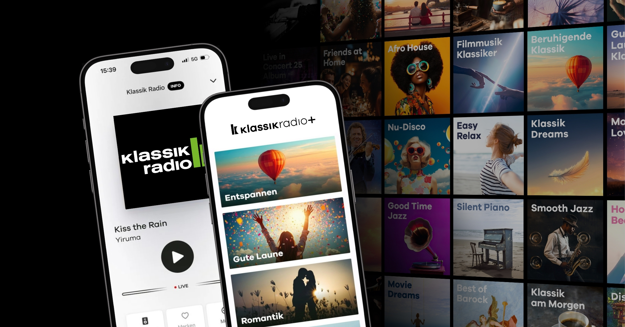 Hand hält Smartphone mit geöffneter Musik-App, zeigt verschiedene Radiokanäle und Playlists zur Auswahl