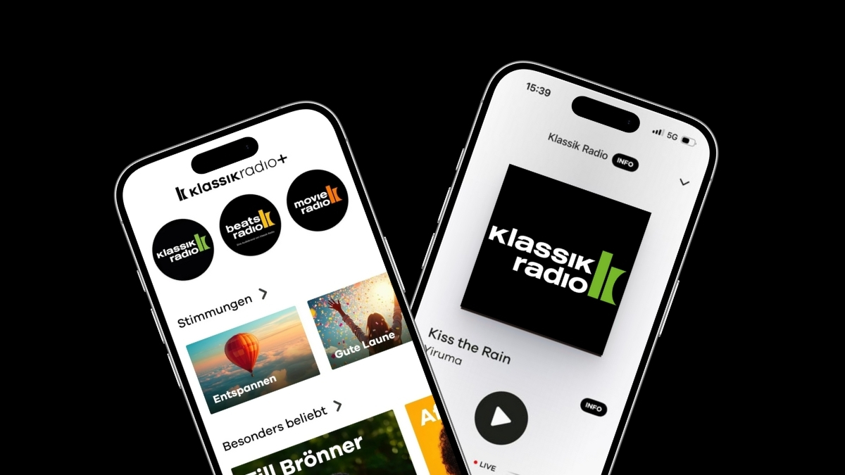 Hand hält Smartphone mit geöffneter Musik-App, zeigt verschiedene Radiokanäle und Playlists zur Auswahl