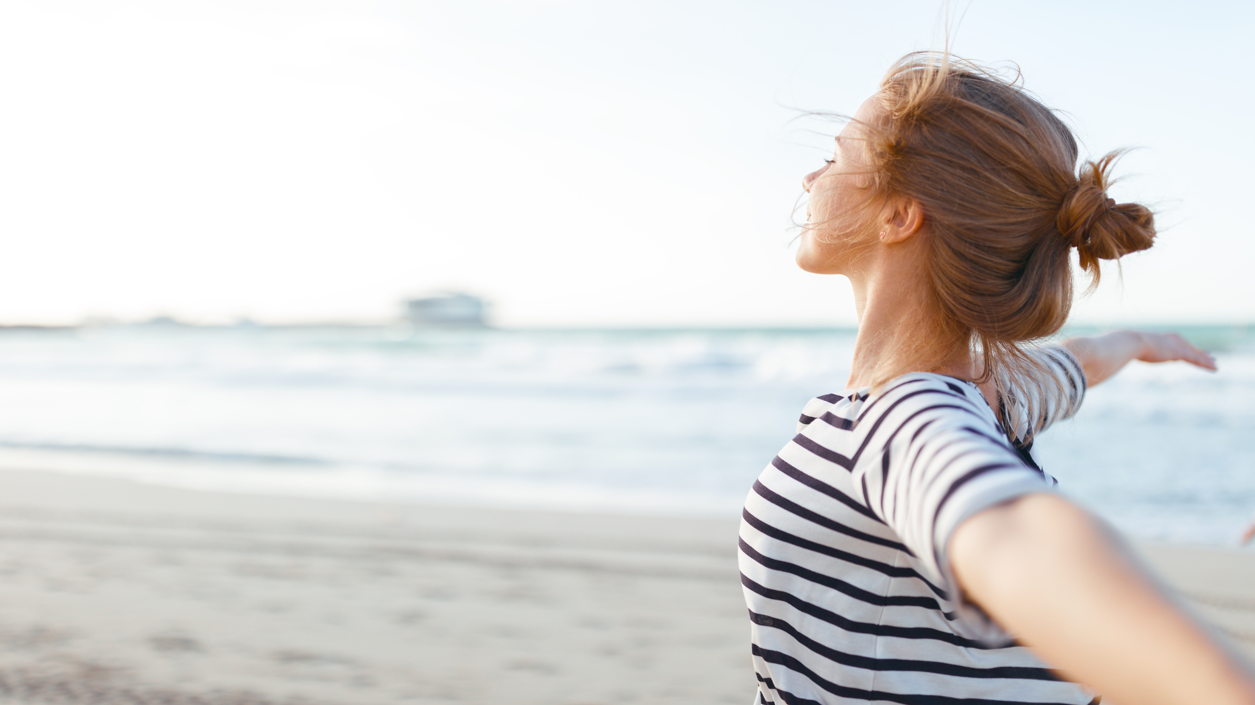 Frau genießt die Zeit am Meer