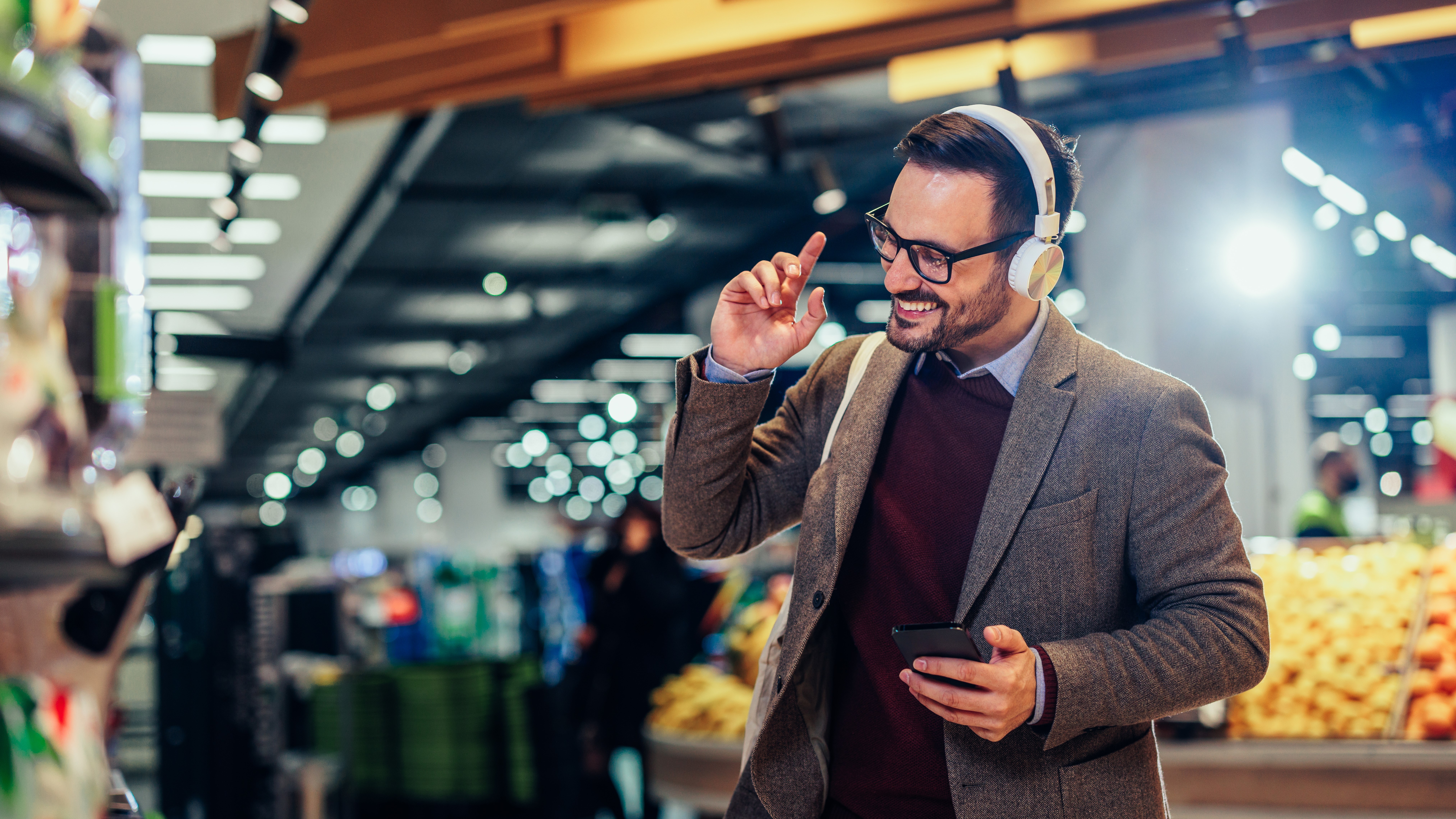 Mann hört Musik im Supermarkt