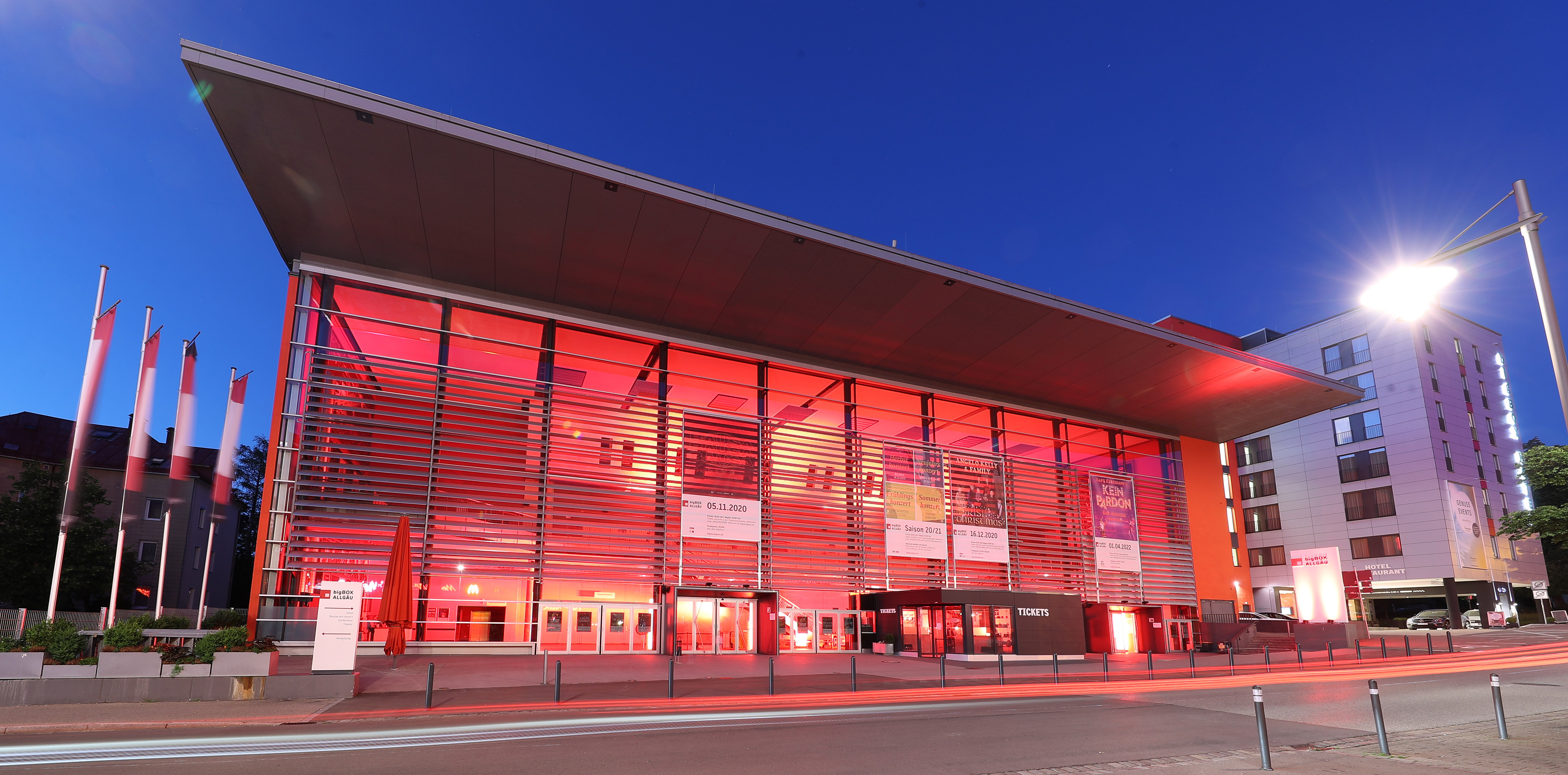 Das Linzer Brucknerhaus in der Abendsonne. Die Donaulände in der Umgebung des Brucknerhauses ist ein beliebter Sammelplatz für die Linzer Jugend.