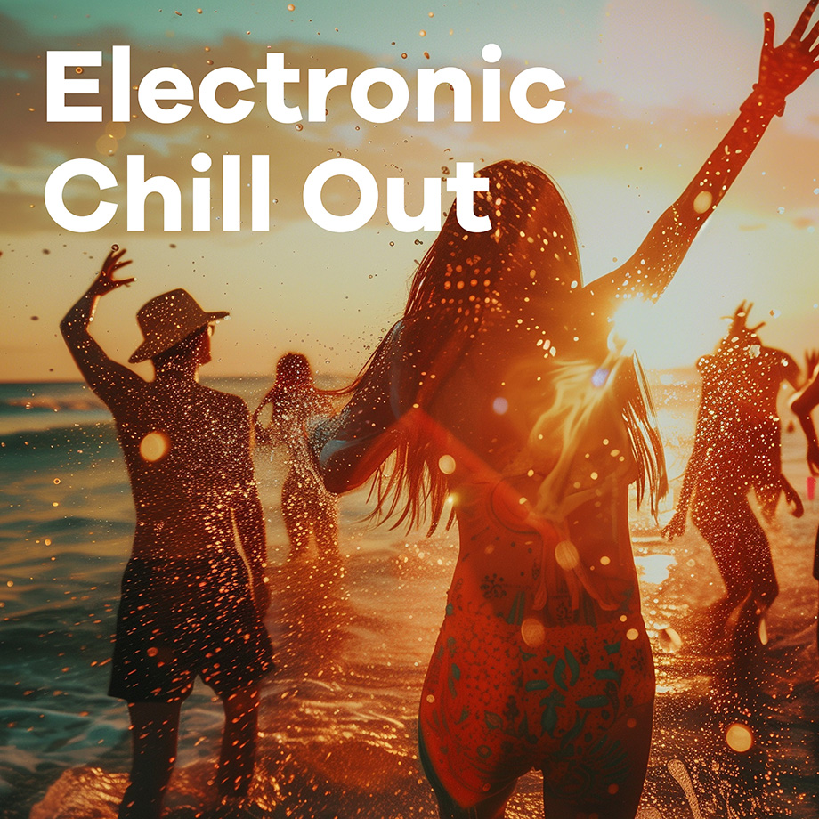Electronic Chill out Sender mit einer Gruppe von Mensch in Badekleidung am Strand, bei Sonnenuntergang