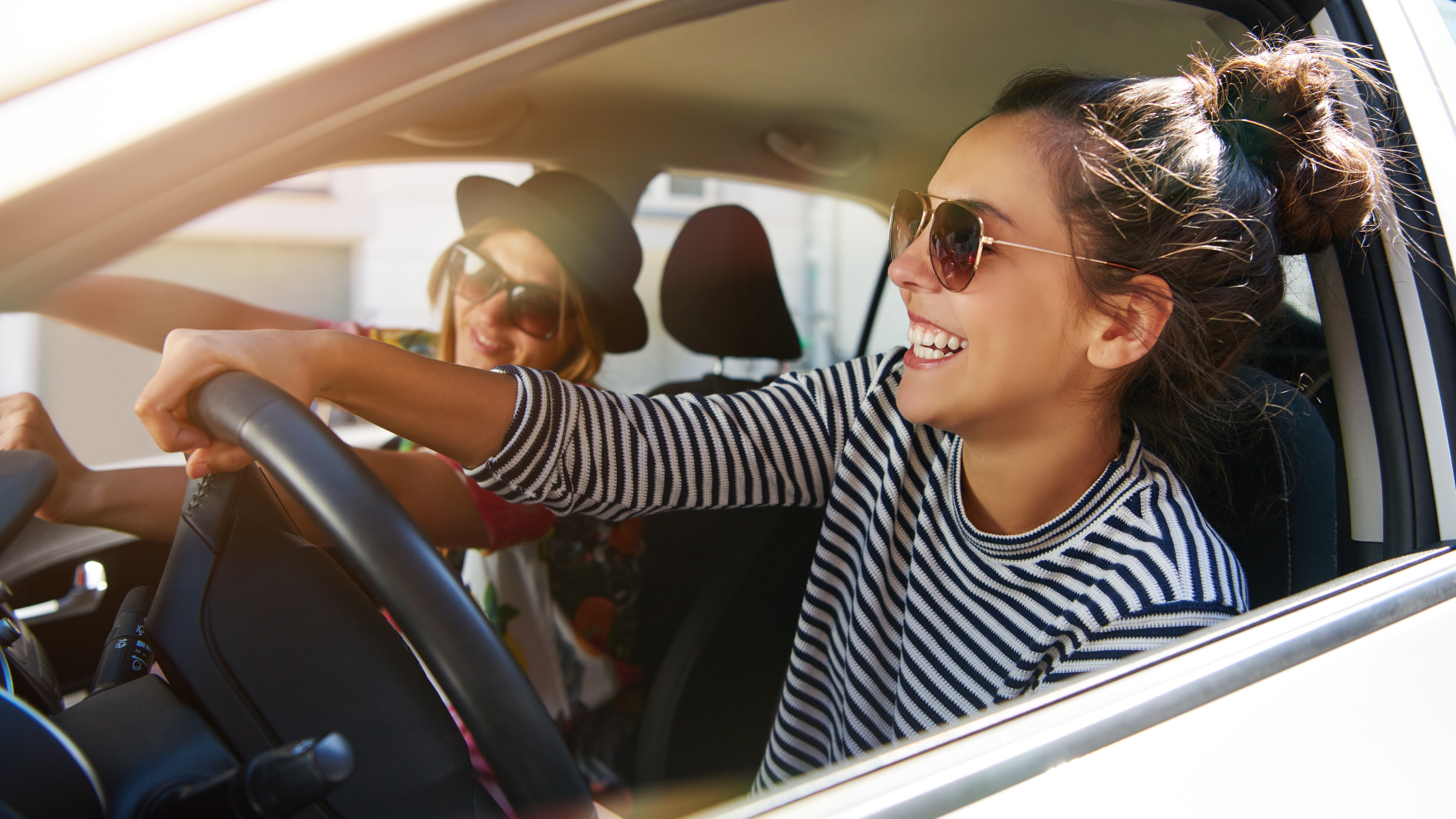 Freundinnen fahren im Auto