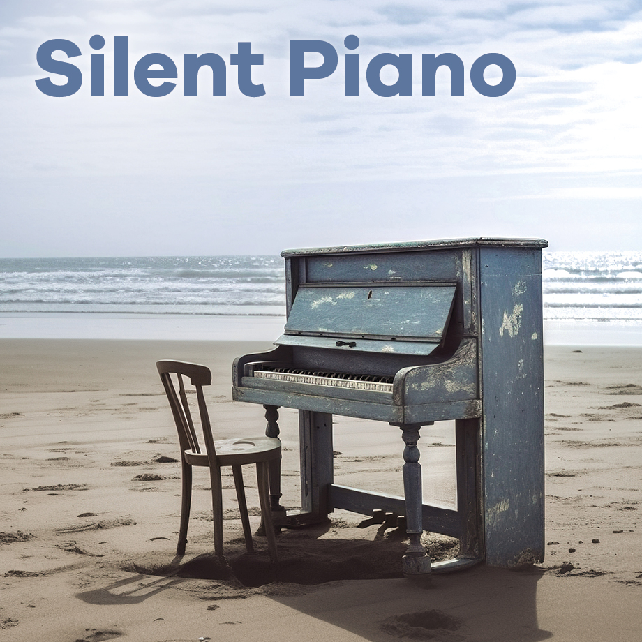 Sender Silent Piano mit einem Vintage Klavier am Strand