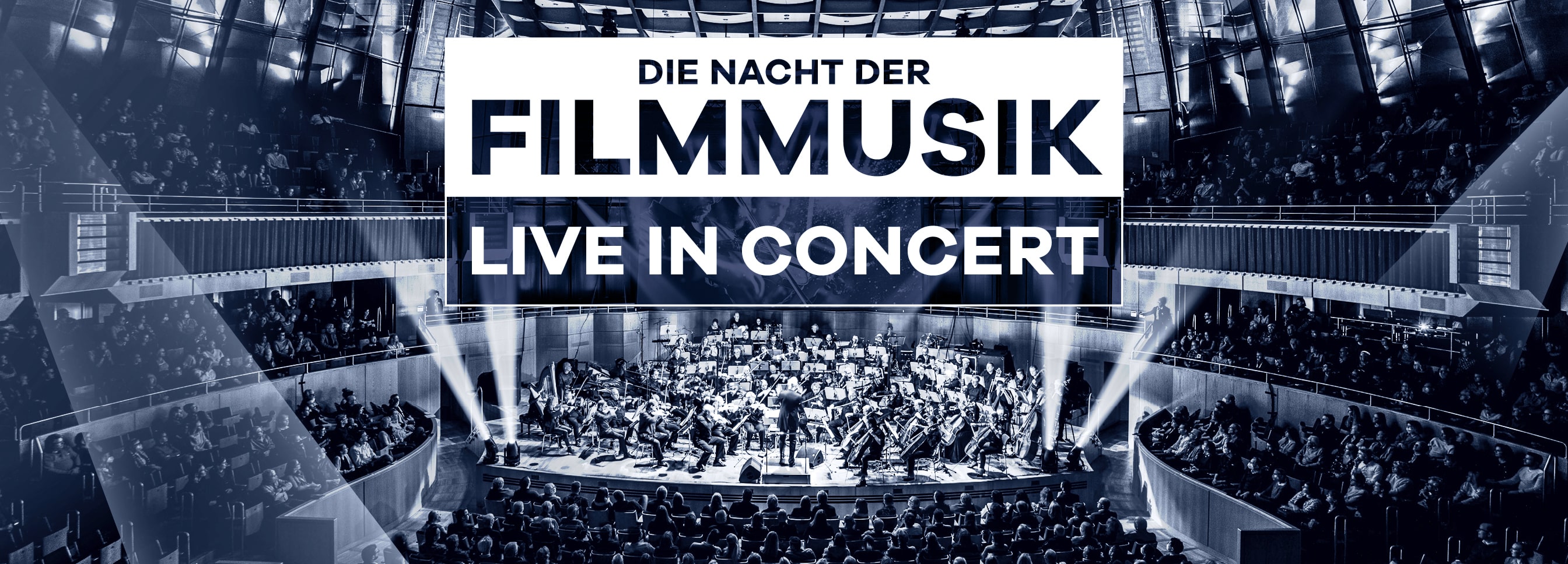 Sinfonieorchester spielt Filmmusik live in großem Konzertsaal vor Publikum