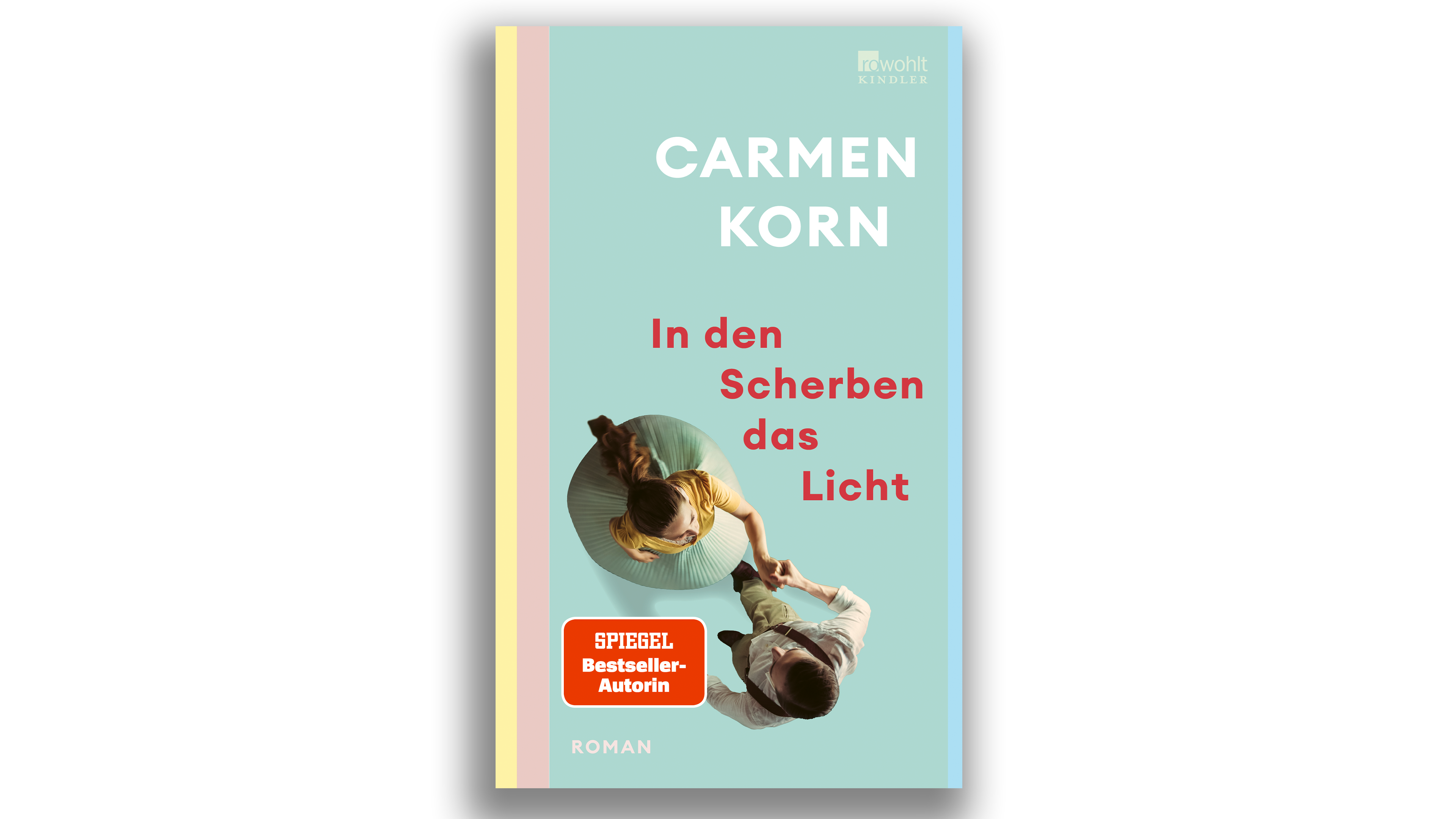 Buchcover von "In den Scherben das Licht" von Carmen Korn mit zwei Personen auf hellblauem Hintergrund
