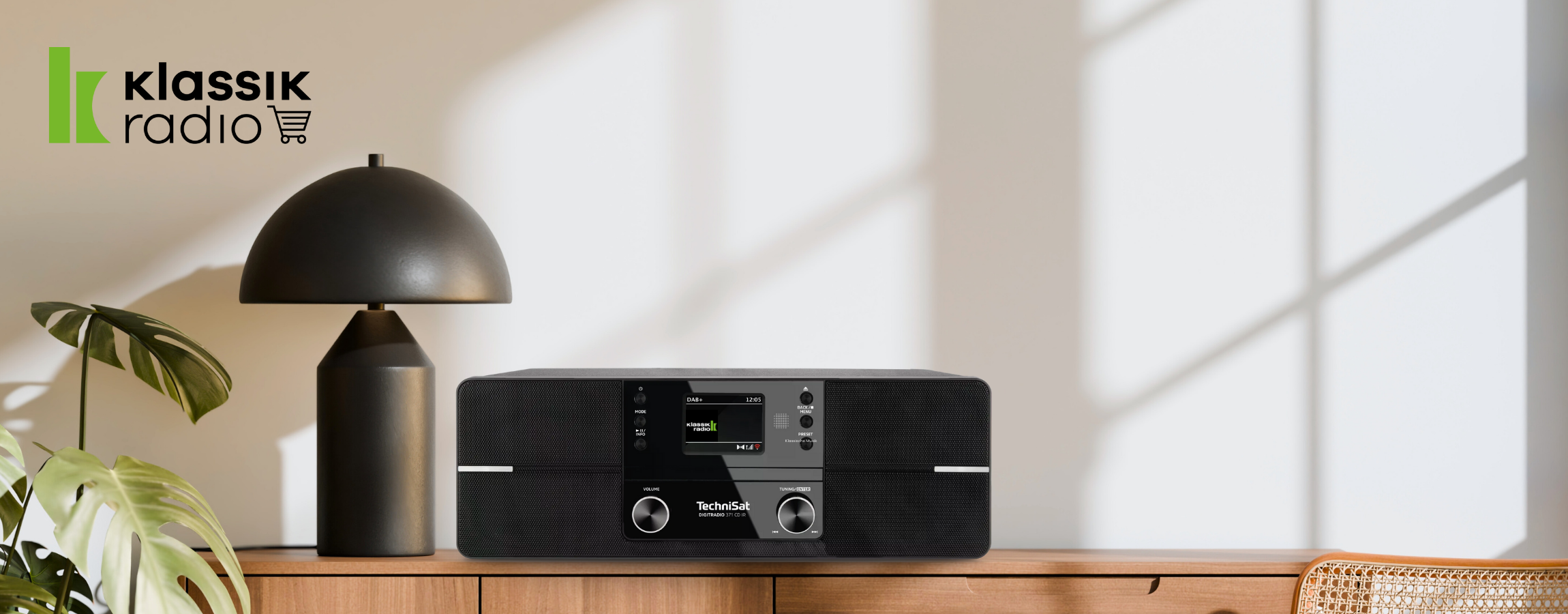 DAB+ Radio auf Kommode in Tageslicht