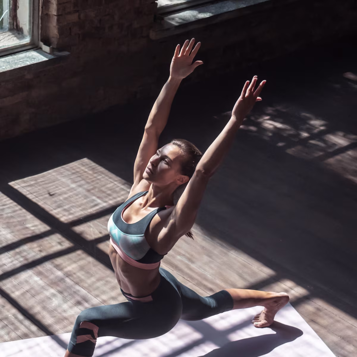 Frau macht Yoga auf Yogamatte