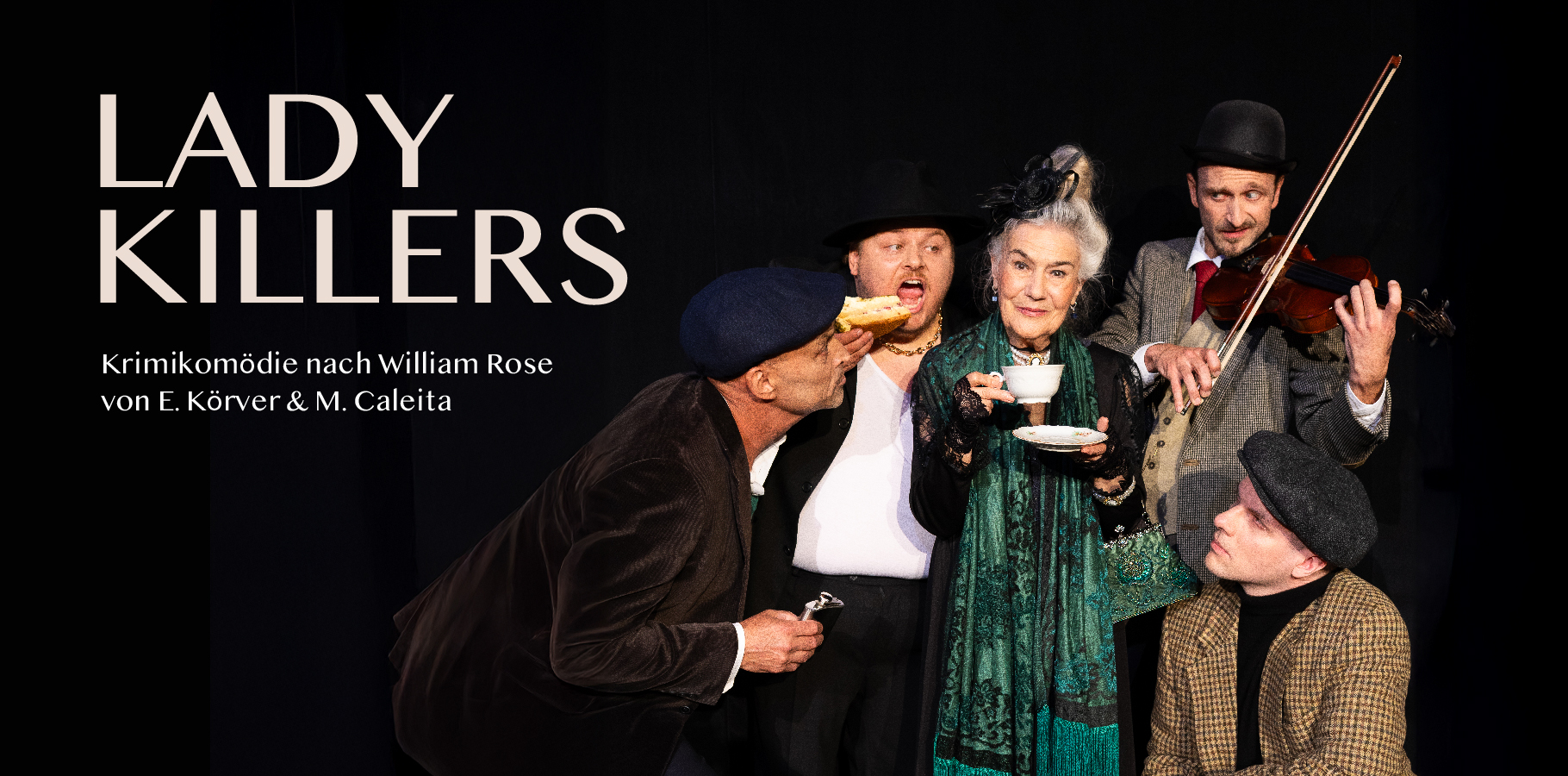 Fünf Personen in Vintage-Kleidung, eine hält eine Geige, andere Teetassen, Szene einer Krimikomödie