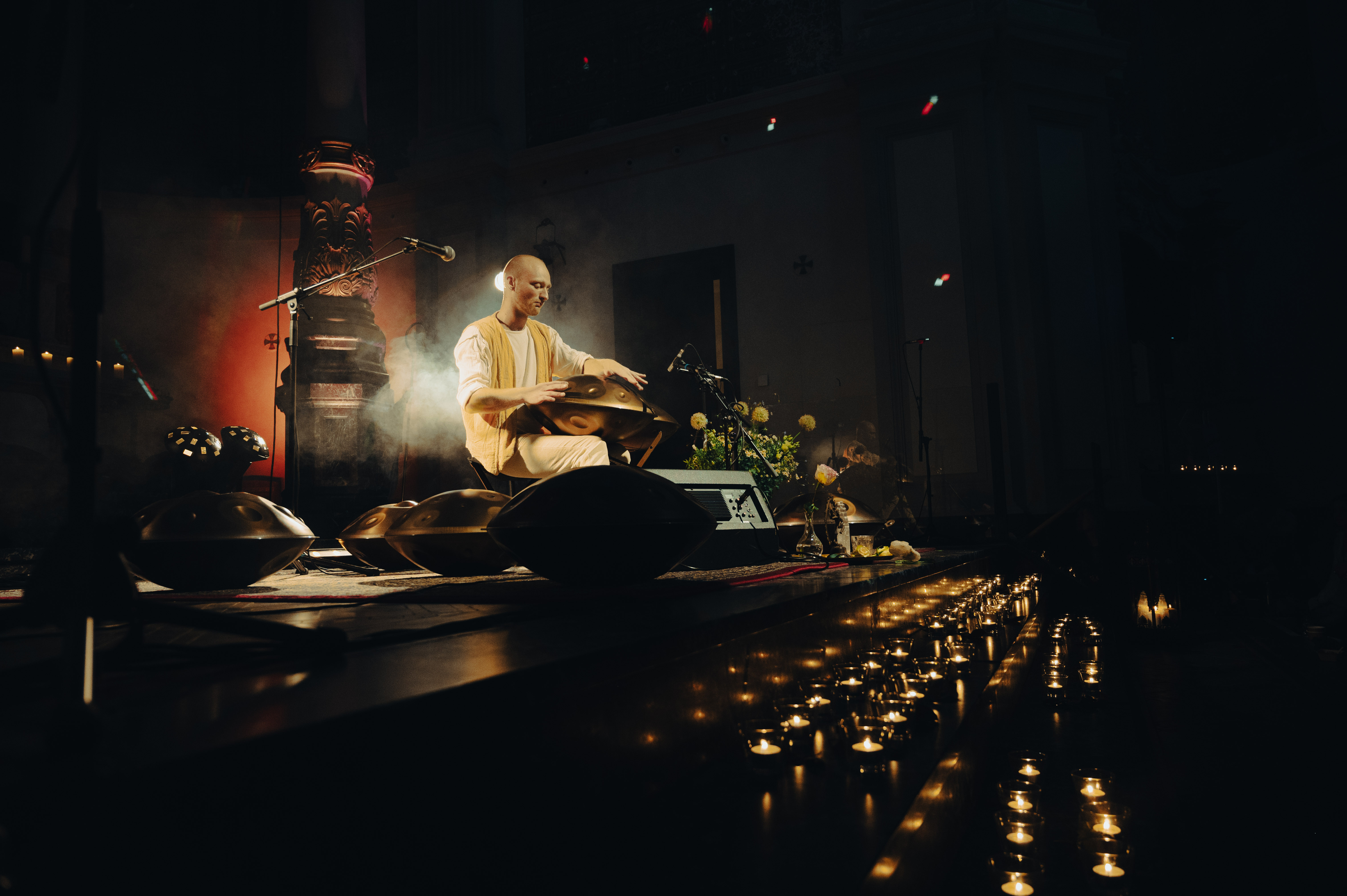Malte Marten spielt Handpan auf einem Konzert.