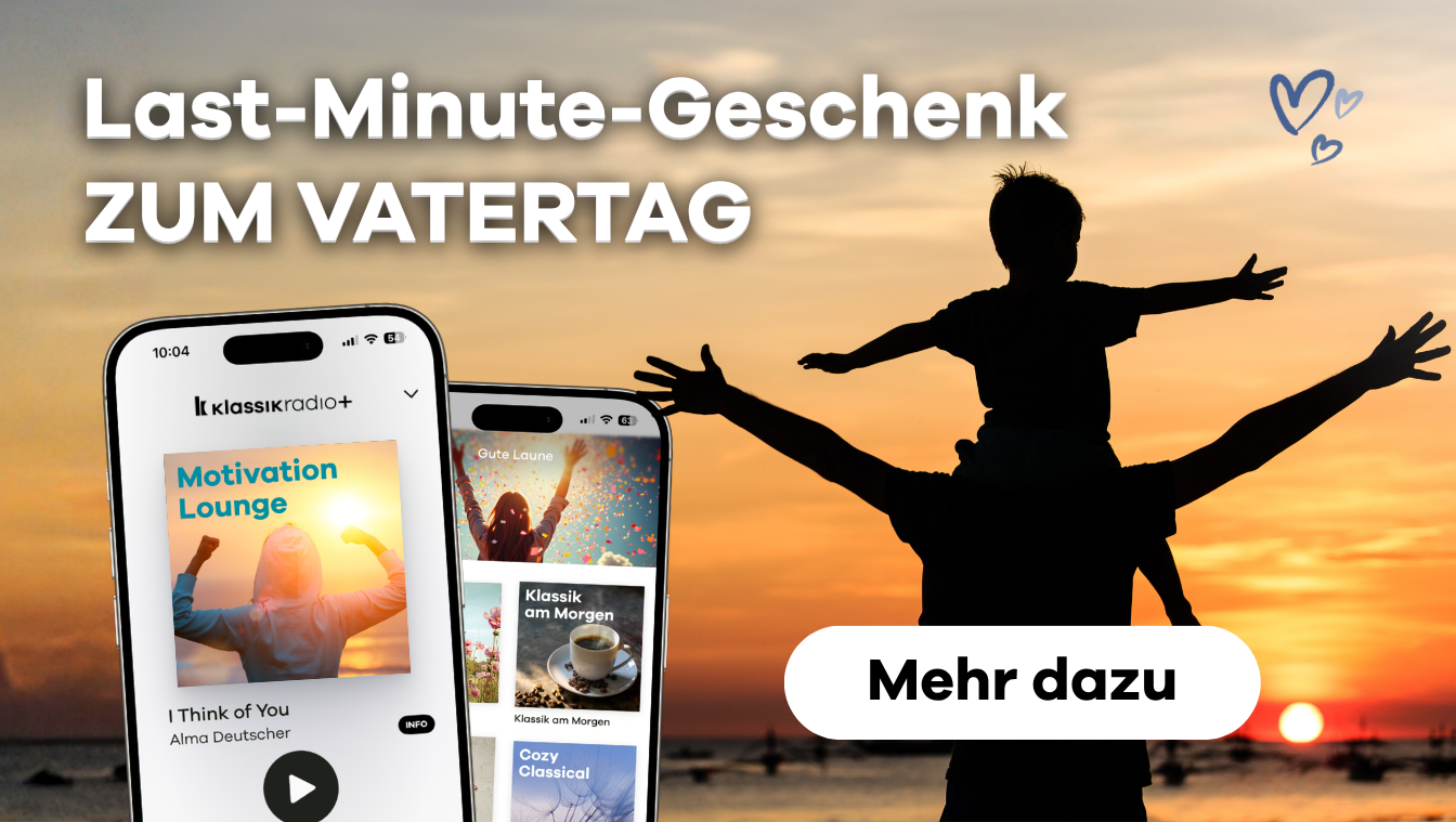Sonnenuntergang, Vater mit kleinem Sohn auf den Schultern. Beide haben die Arme seitlich ausgestreckt. Im Vordergrund die App von Klassik Radio Plus und der Text "Last Minute Geschenk zum Vatertag"