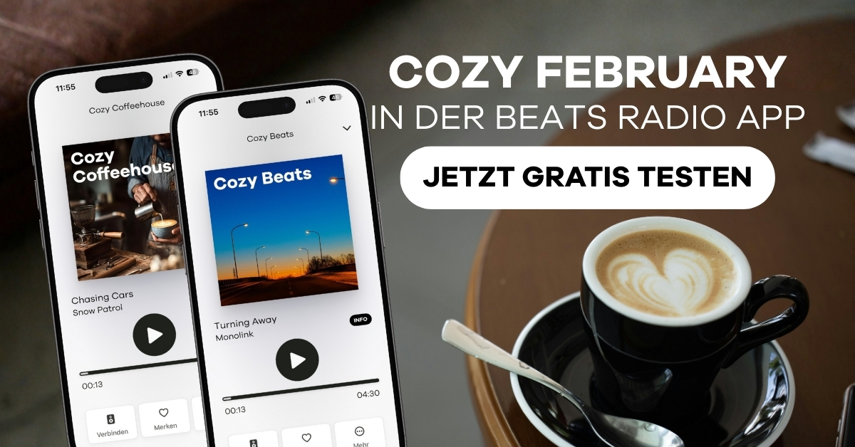 Zwei Smartphones mit Beats Radio App und Cappuccino mit Herzmuster auf Holztisch