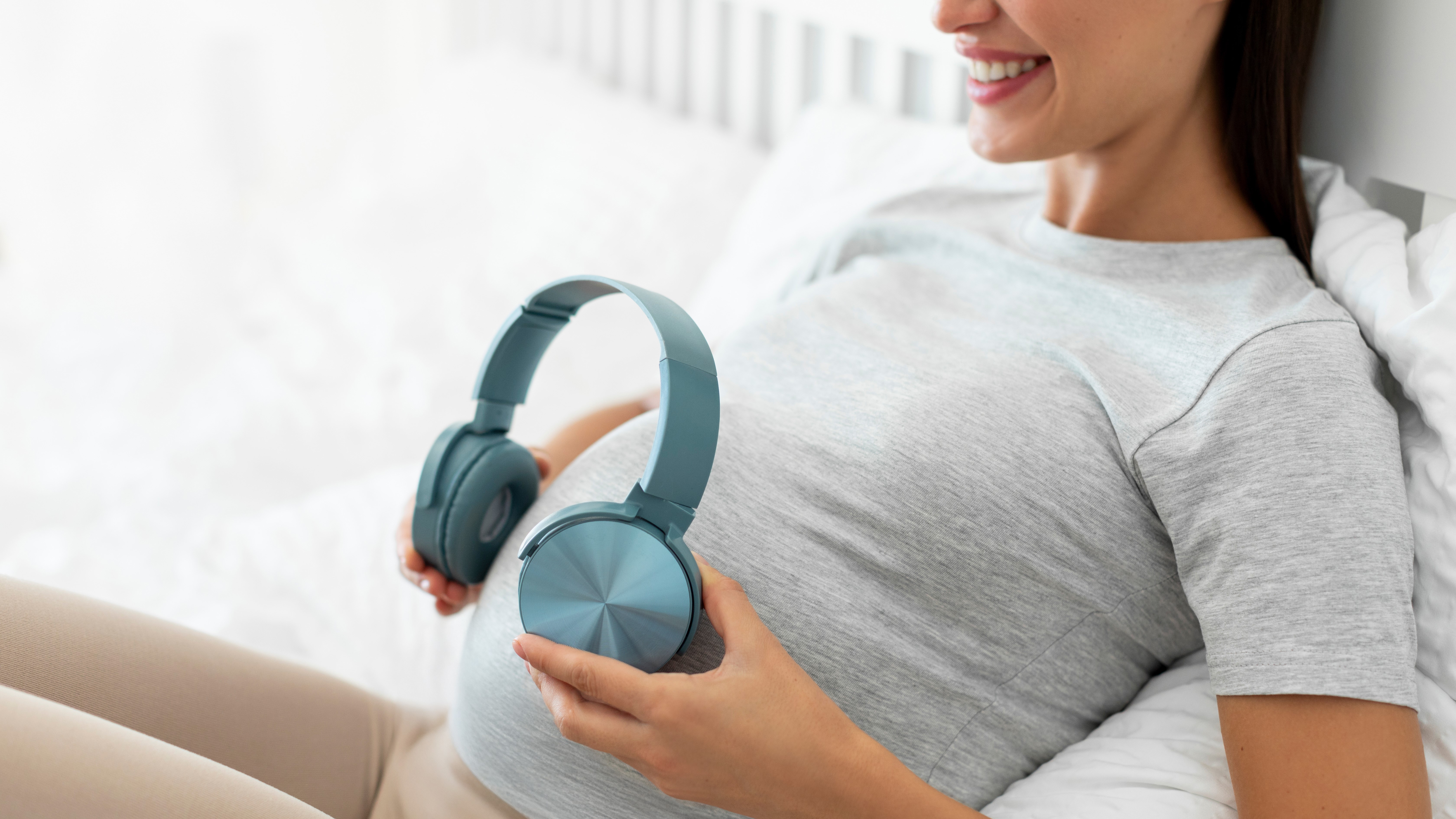Schwangere hört Musik
