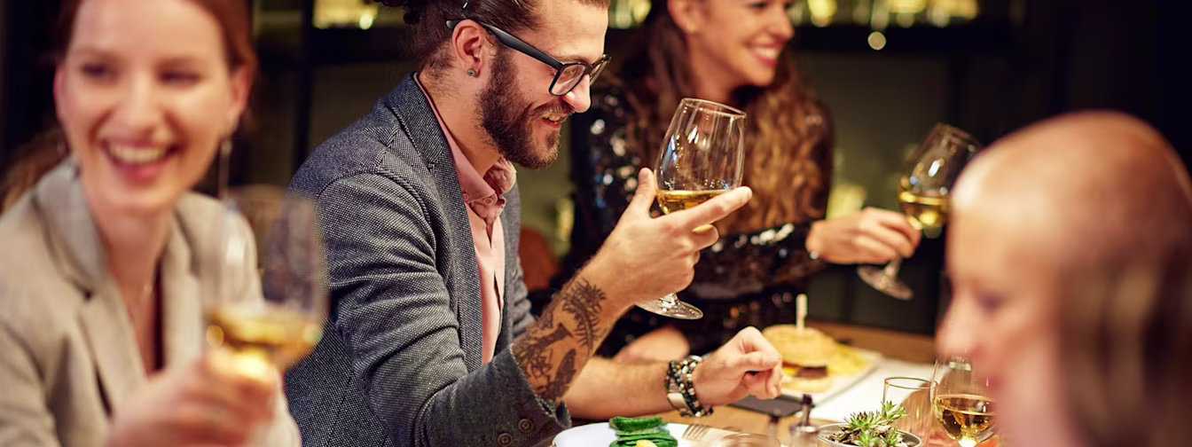 Freunde zusammen beim Dinner mit Wein und Essen