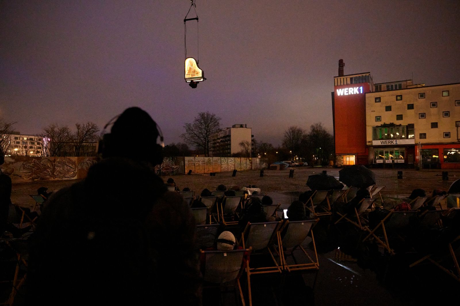 Publikum und Künstler bei „When The Sun Stands Still“