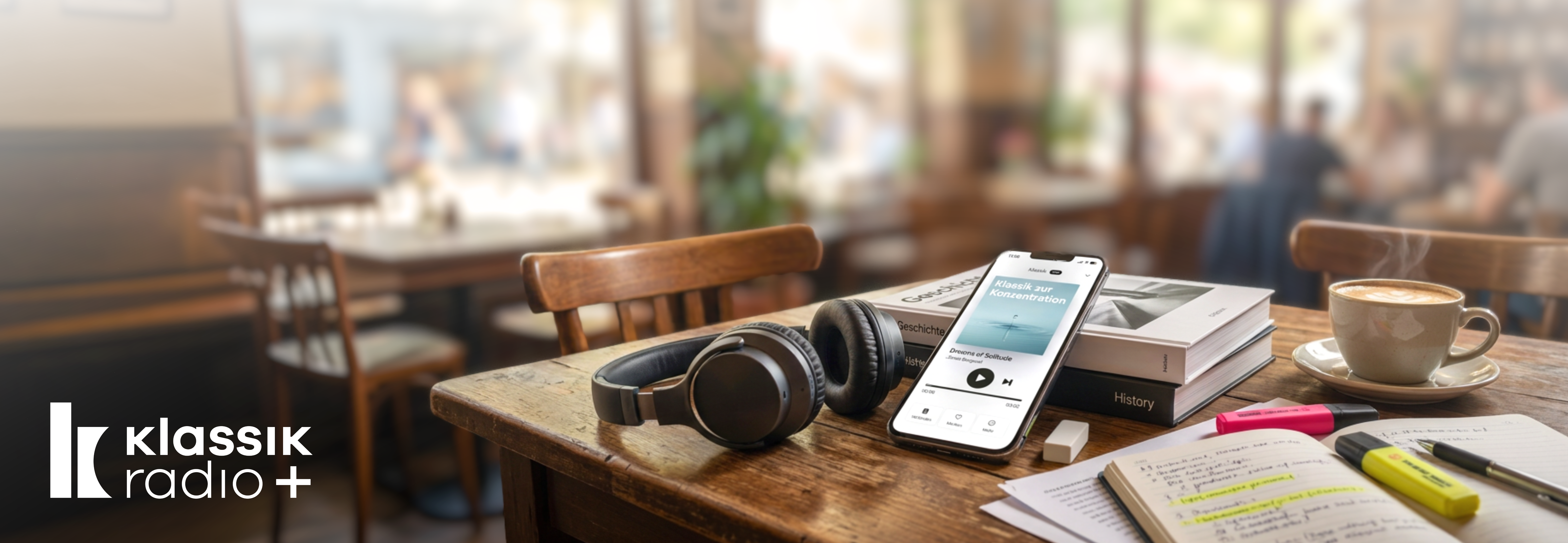 Smartphone mit dem Musiksender Klassik zur Konzentration liegt auf einem Cafe-Tisch