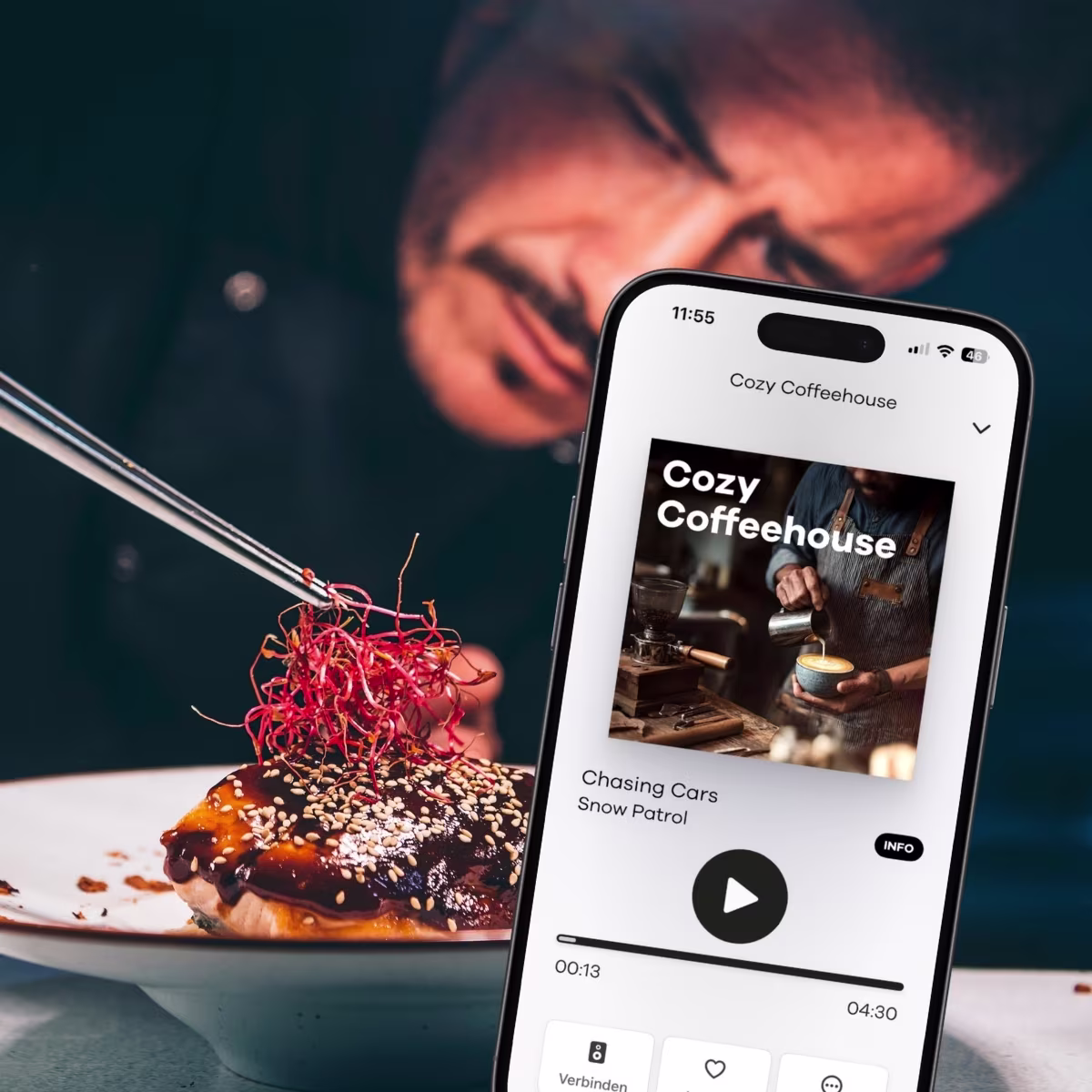 Musik-Sender "Silent Piano" und "Cozy Coffeehouse, im Hintergrund ein Koch, der gerade einen Teller anrichtet