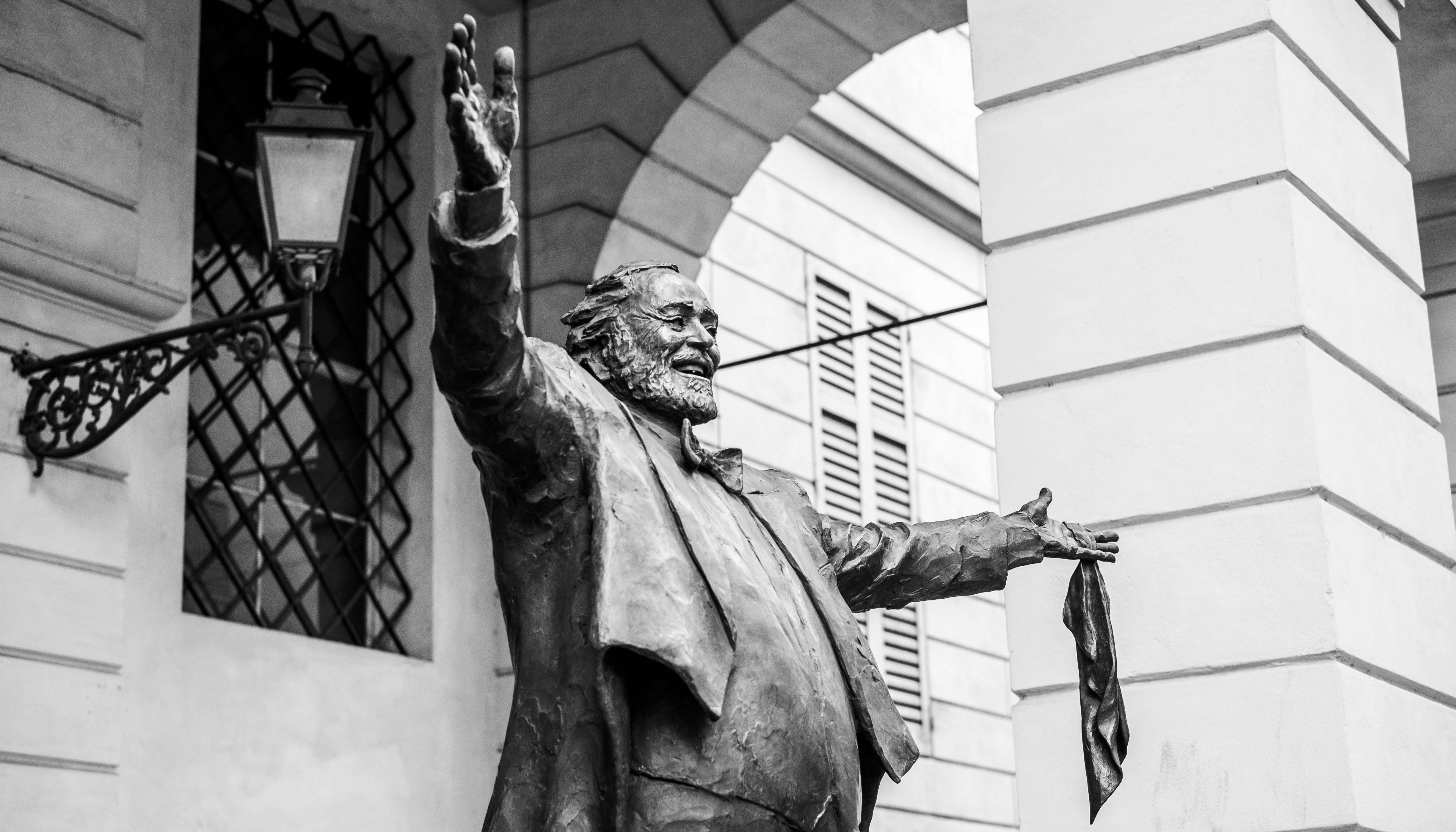 Statue von Luciano Pavarotti