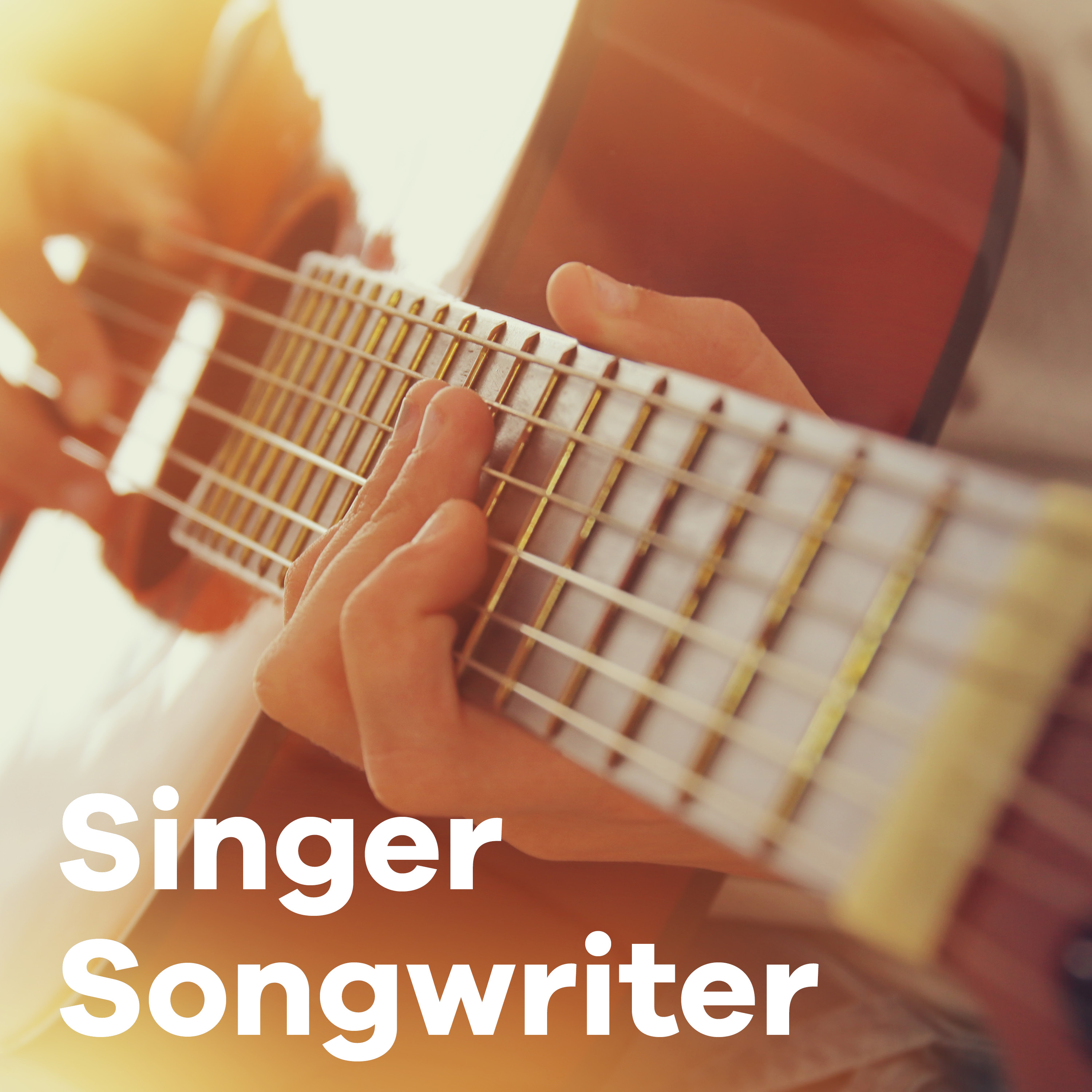 Hand an den Saiten einer Gitarre