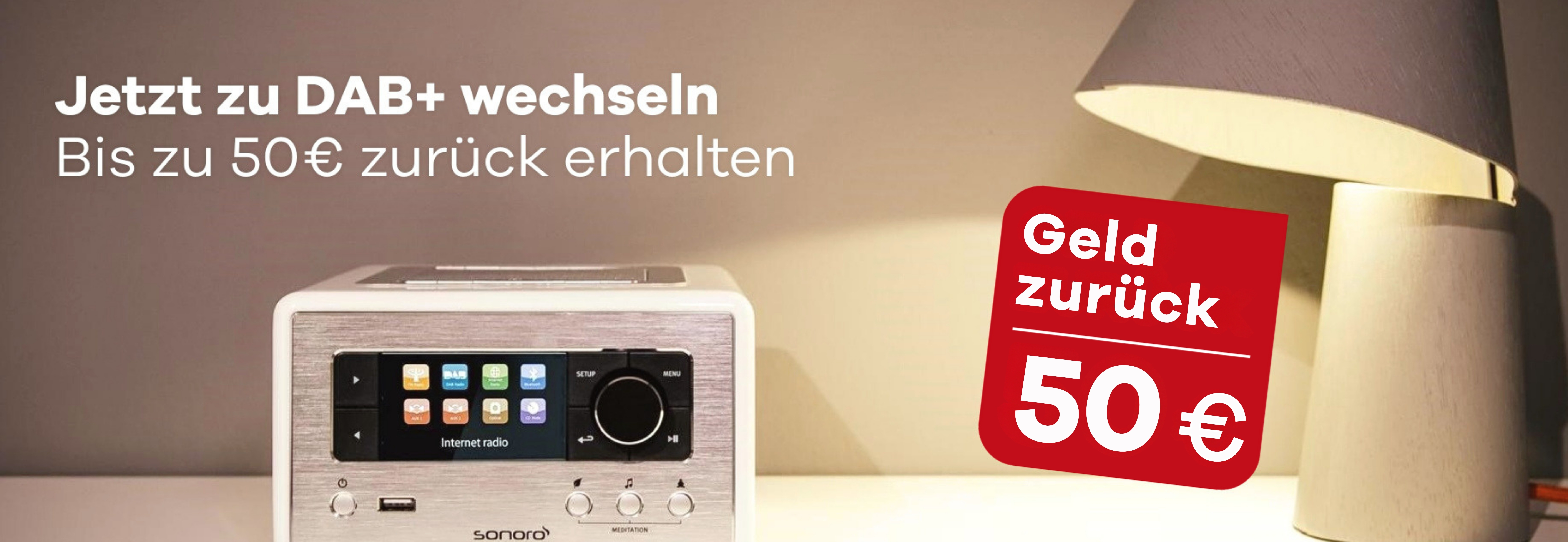 DAB Radio auf einer Kommode neben einer Tischlampe.