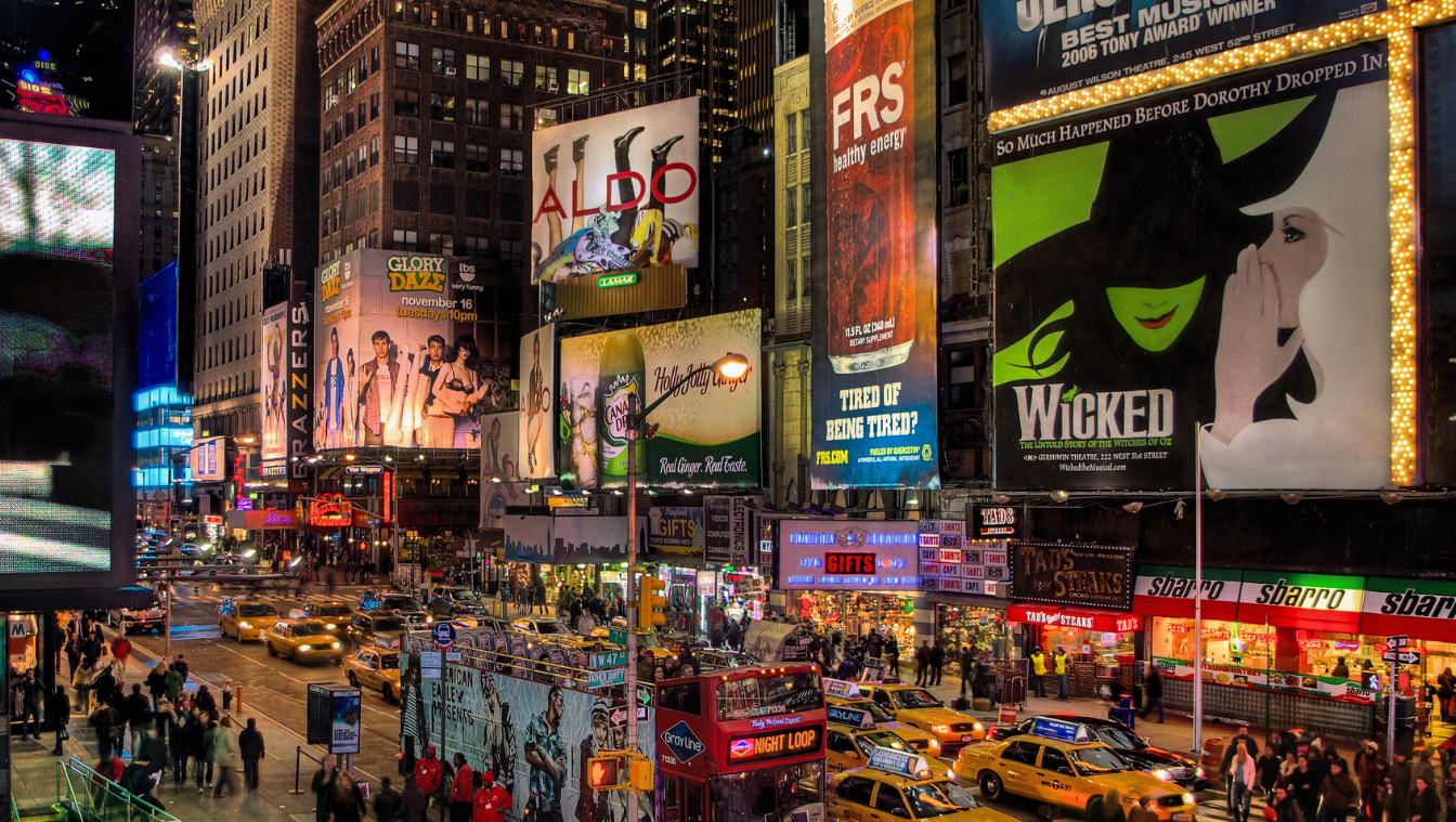 Blick auf den Broadway mit Plakat vom Musical Wicked