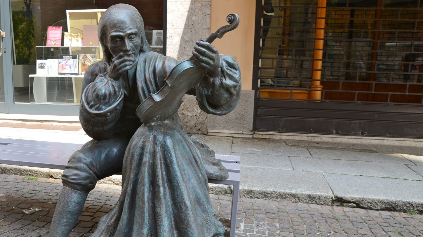 Statue von Stradivari 