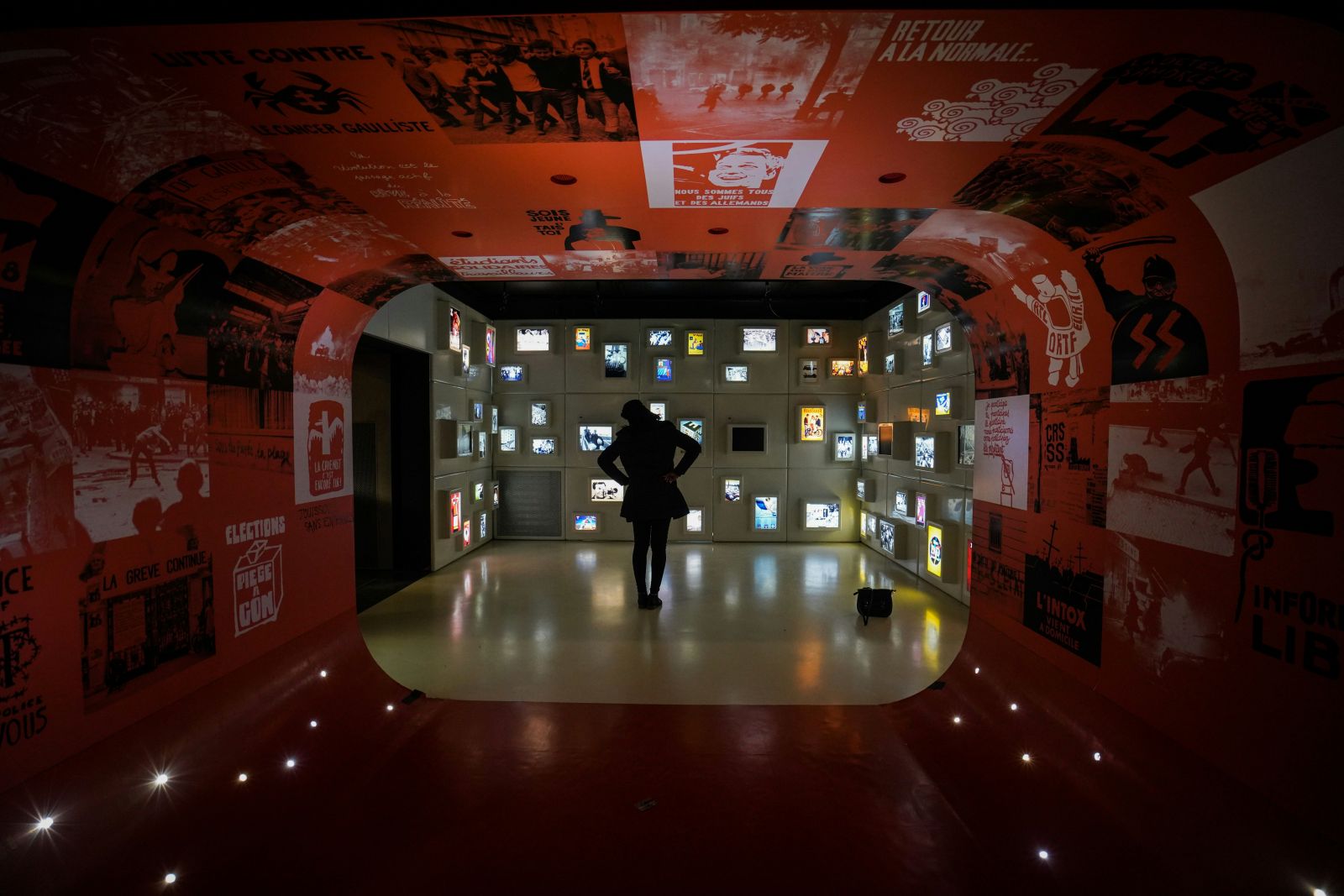 Person in Multimedia-Tunnel