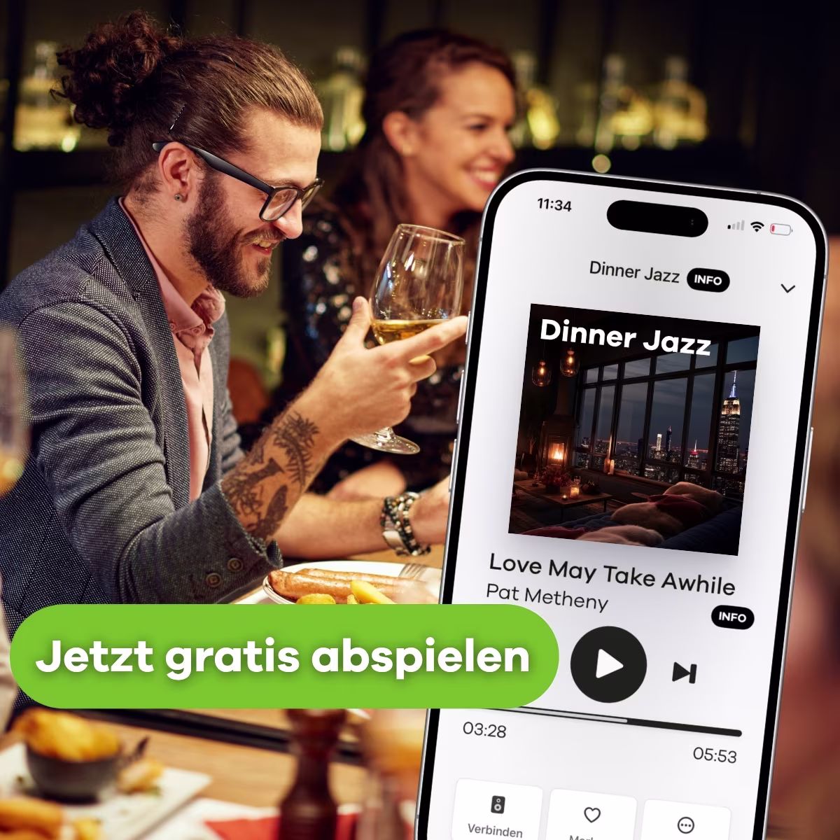 Freunde zusammen beim Dinner mit Wein und Essen