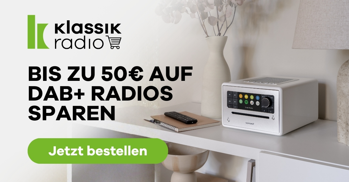 Klassik Radio Shop: Jetzt DAB+ Radio im  Klassik Radio Shop sichern und bis zu 50€ sparen, Modernes DAB+ Radio mit Holzrahmen und Display, daneben grüner Button mit Aufschrift „Jetzt bestellen“