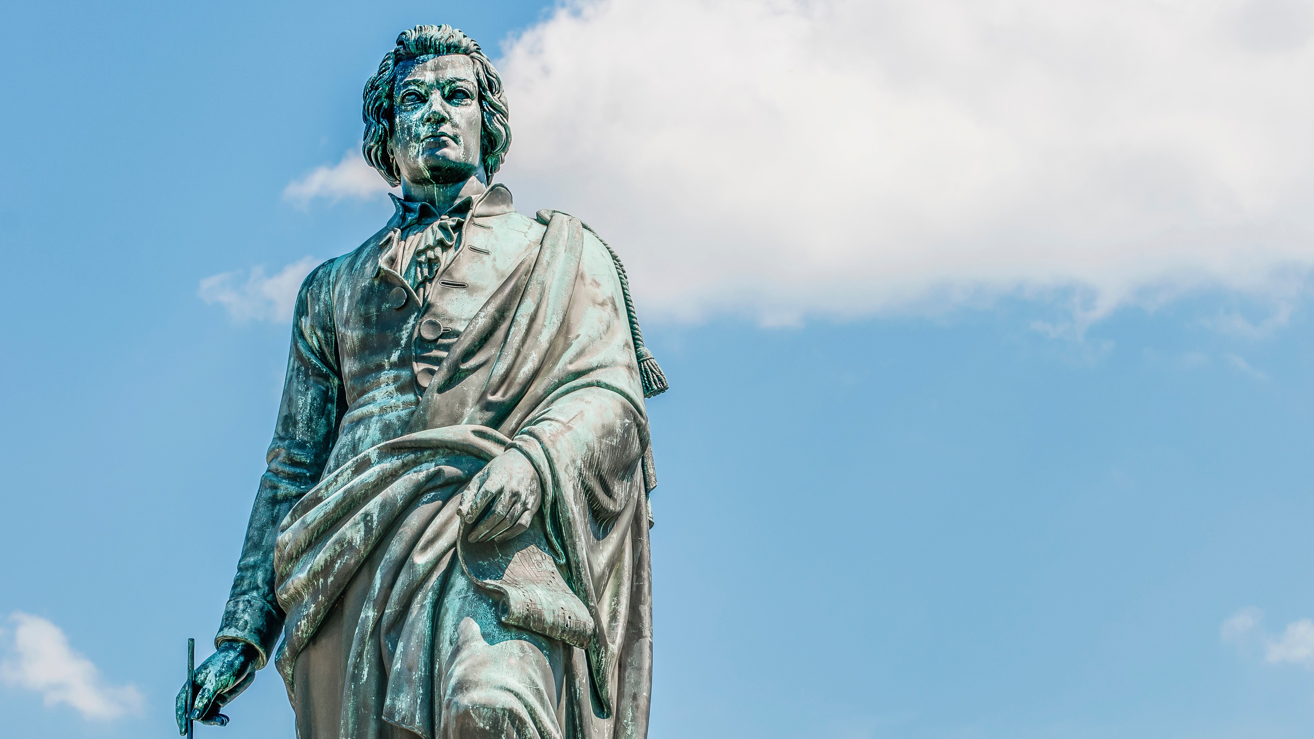 Mozartstatue auf dem Mozartplatz in Salzburg