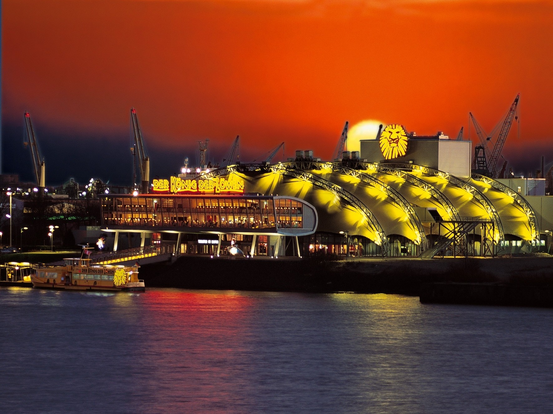 Stage Musical Theater Hamburg - Außenaufnahme mit Blick über die Elbe