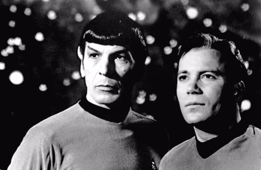 Leonard Nimoy und William Shatner in ihren ikonischen Rollen: Mr. Spock und Captain Kirk Star Trek