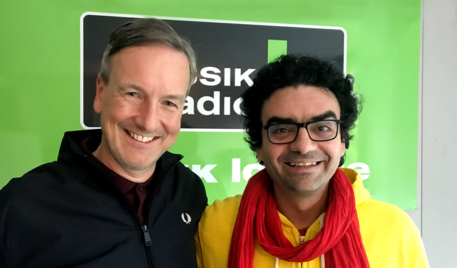 Klassik Radio CCO-Richard Goerlich (l.) bei der Vertragsunterzeichnung mit Opernstar Villazon (r.)