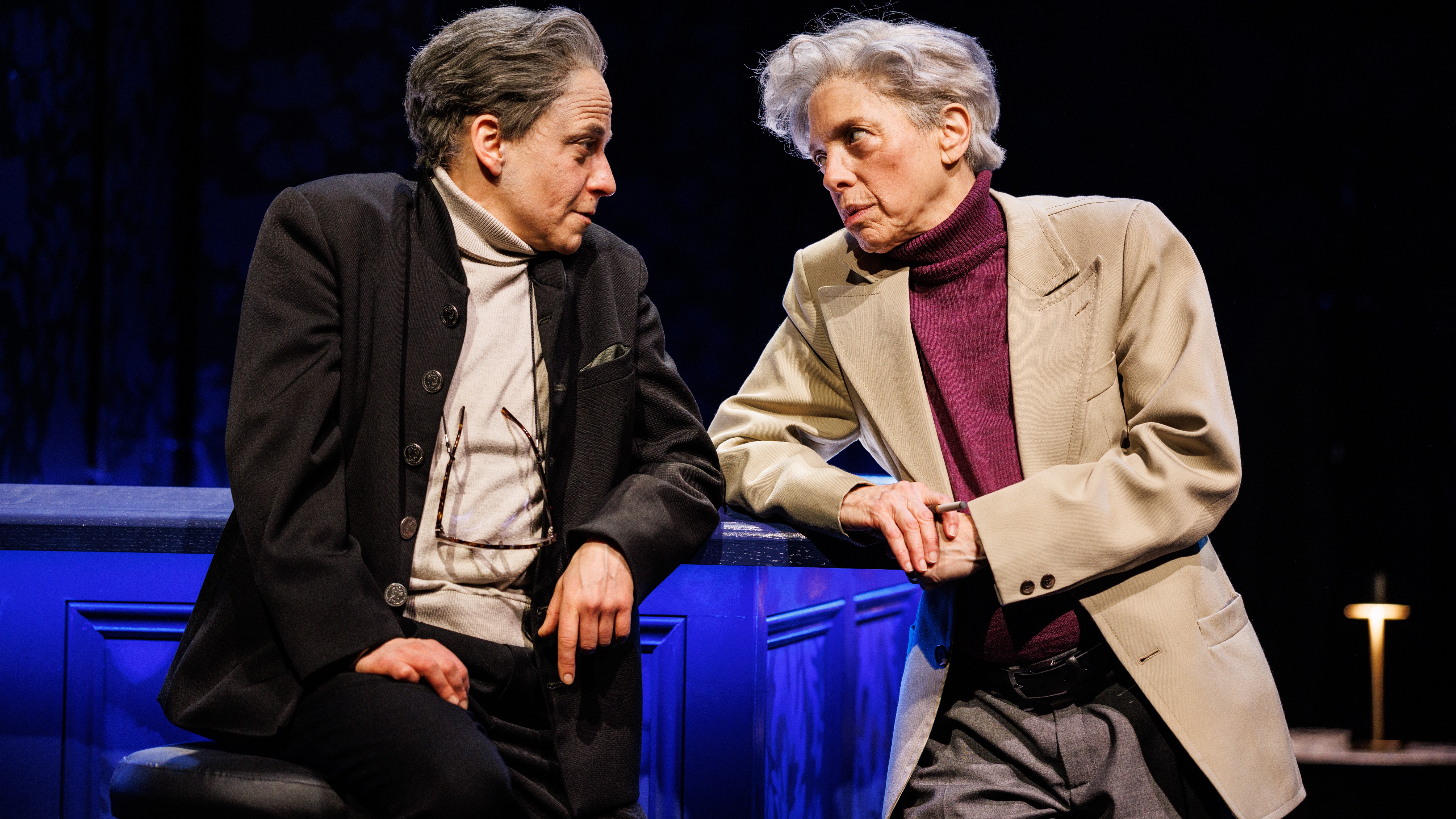 Lucca Züchner als Herbert von Karajan und Helen Schneider als Leonard Bernstein