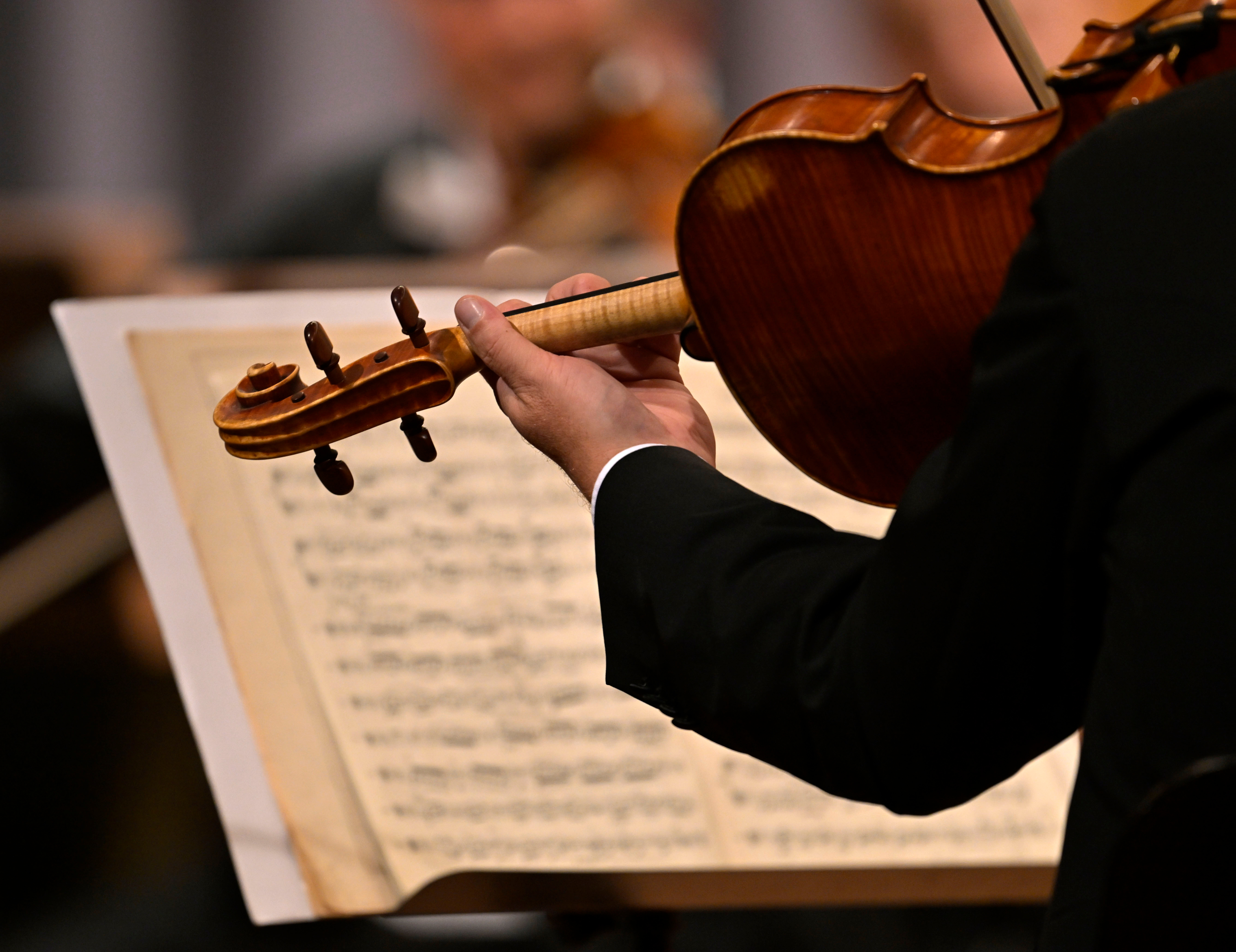 Geiger vor Notenblatt