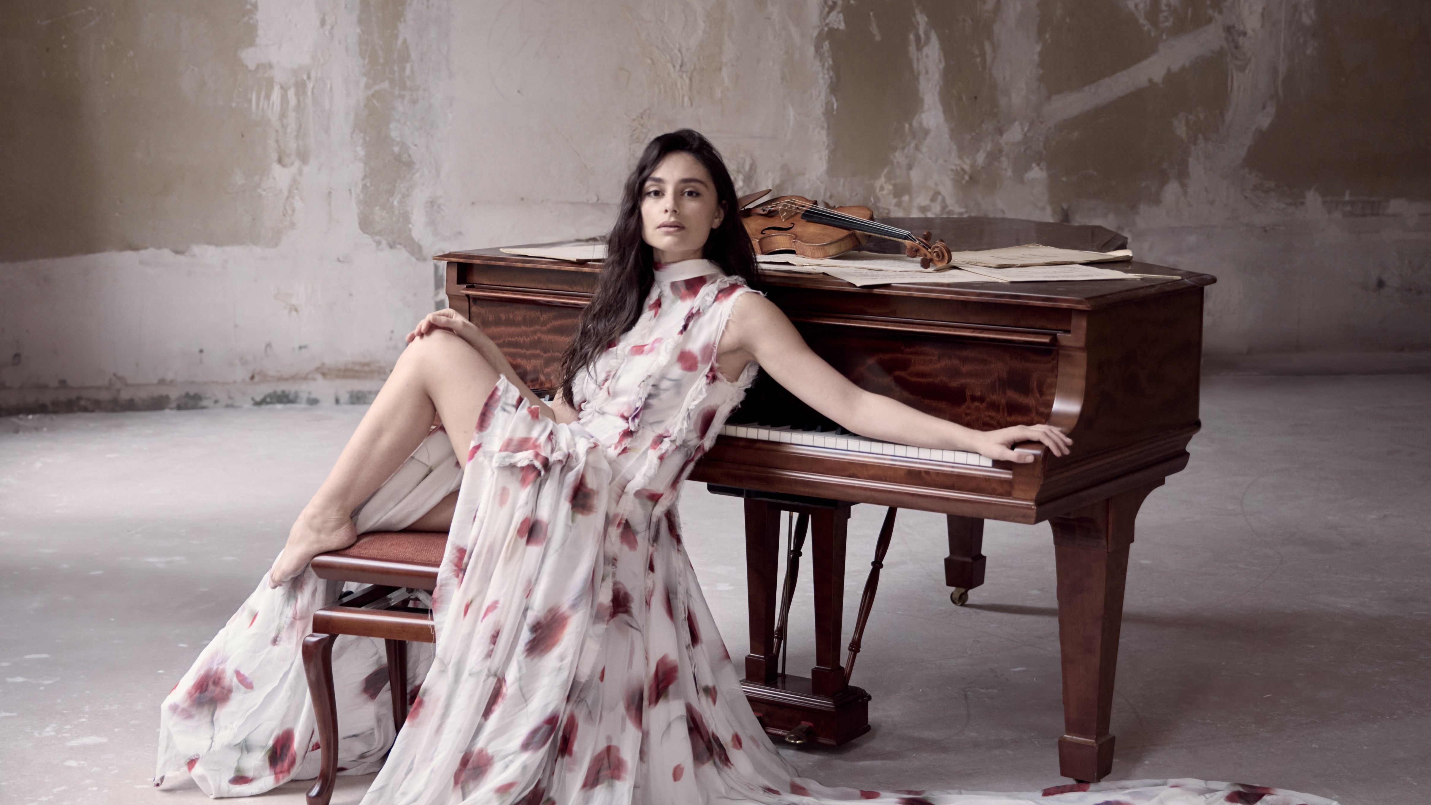 Esther Abrami sitzt malerisch am Klavier
