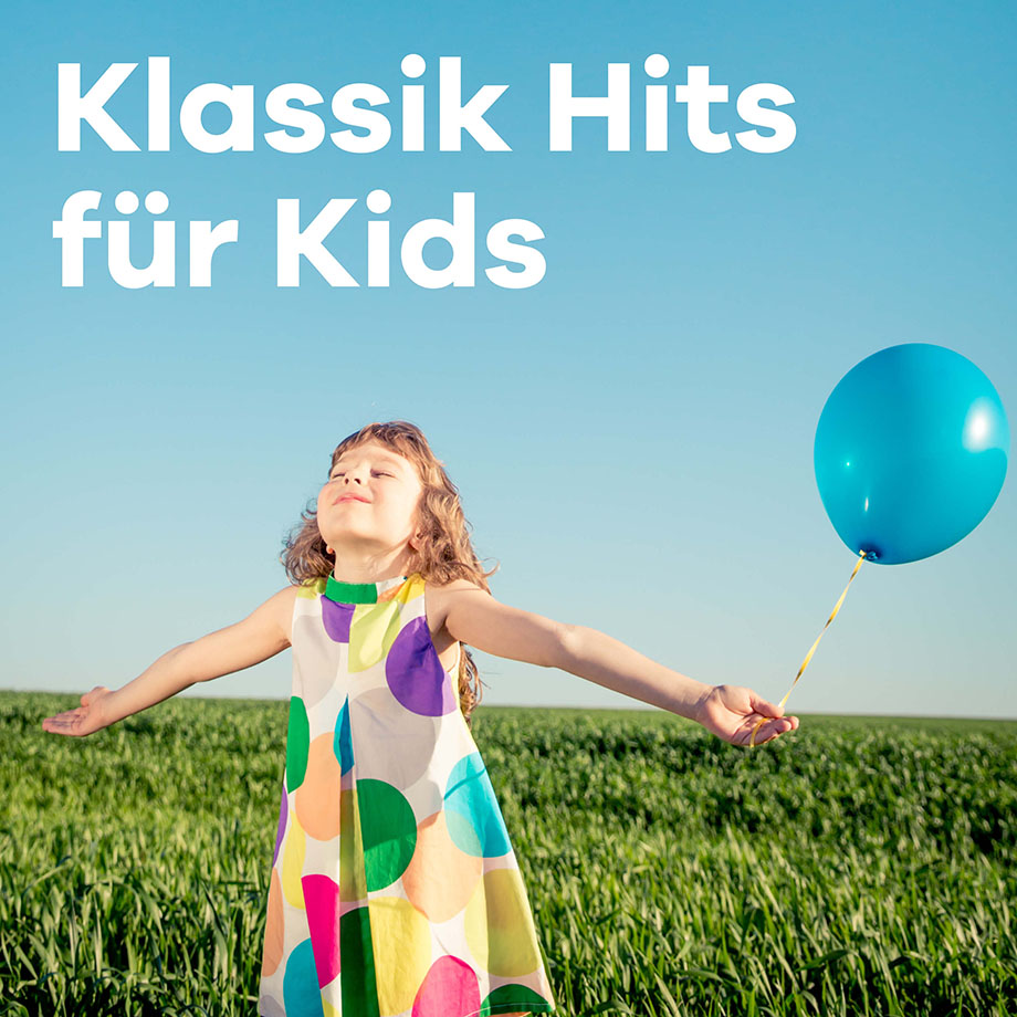 Klassik Radio Plus Sender "Klassik Hits für Kids " mit einem Mädchen im bunten Kleid, das auf einer Wiese mit Luftballon spielt.
