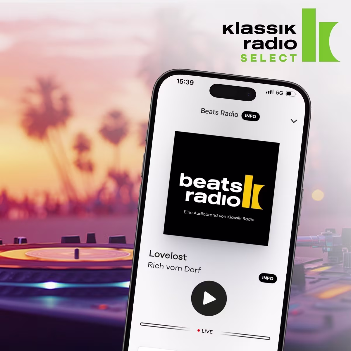 Beats Radio im Handy und im Hintergrund ein Strand bei Sonnenuntergang