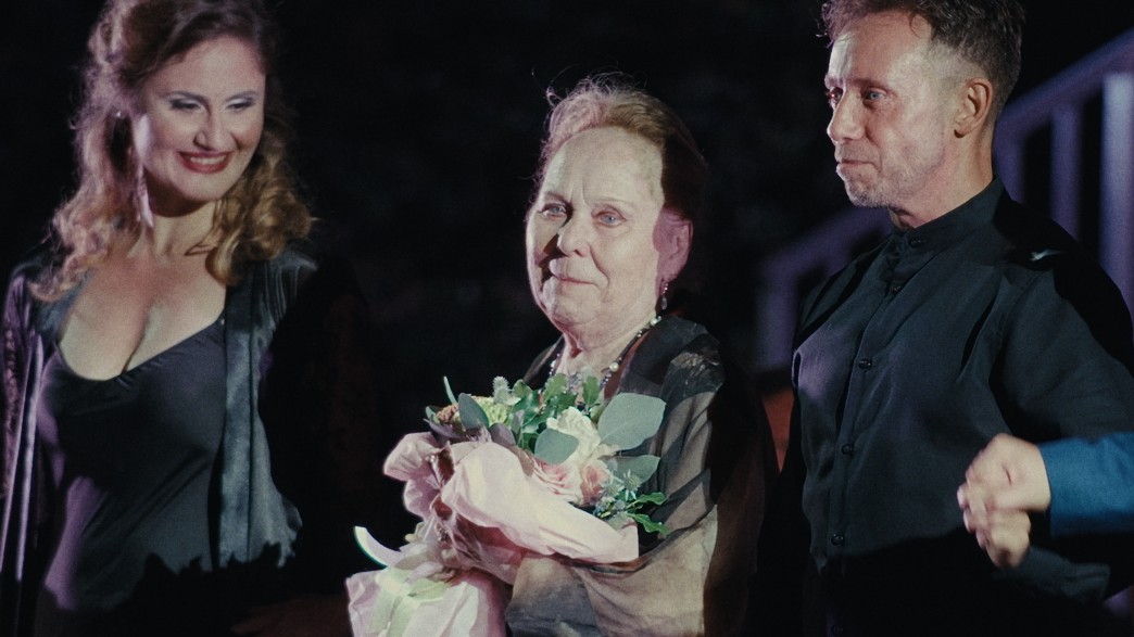 Opernlegende Renata Scotto beim Schlussapplaus auf der Bühne