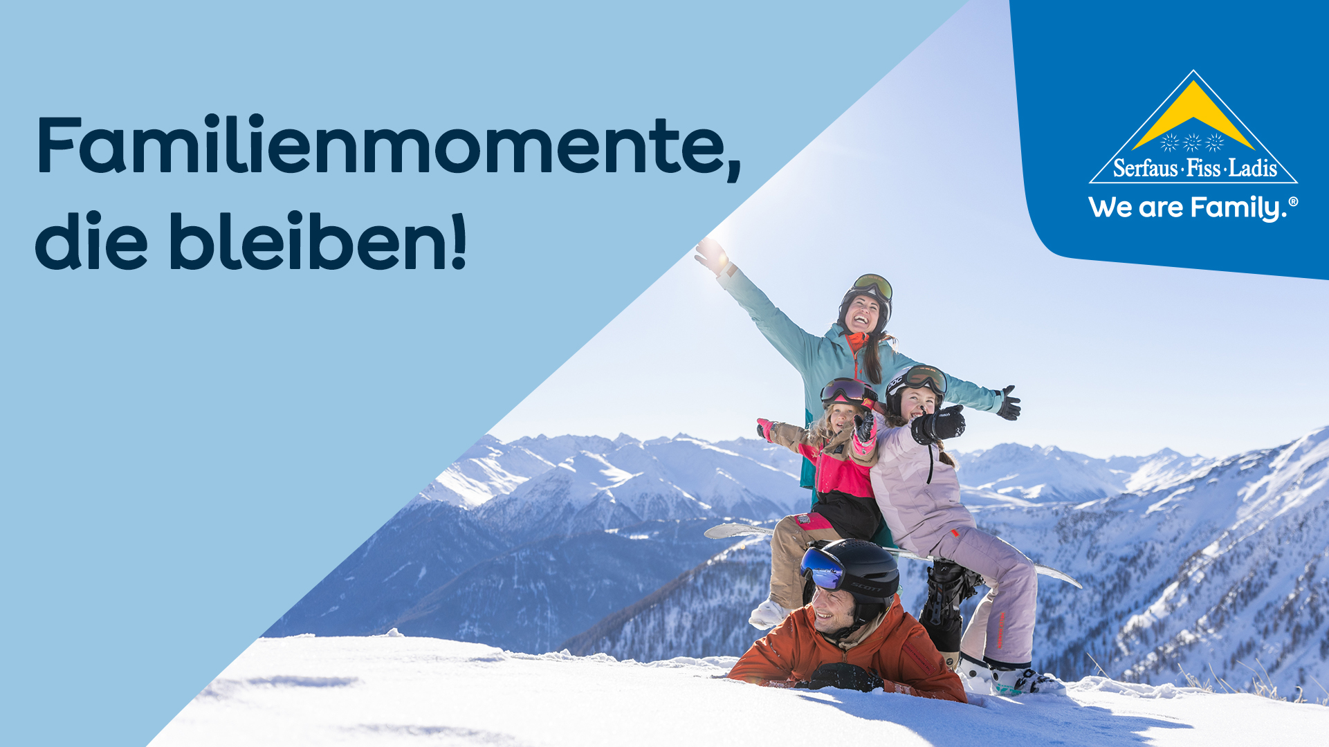 Familie in Winterkleidung posiert fröhlich auf verschneitem Berg mit Alpenpanorama im Hintergrund