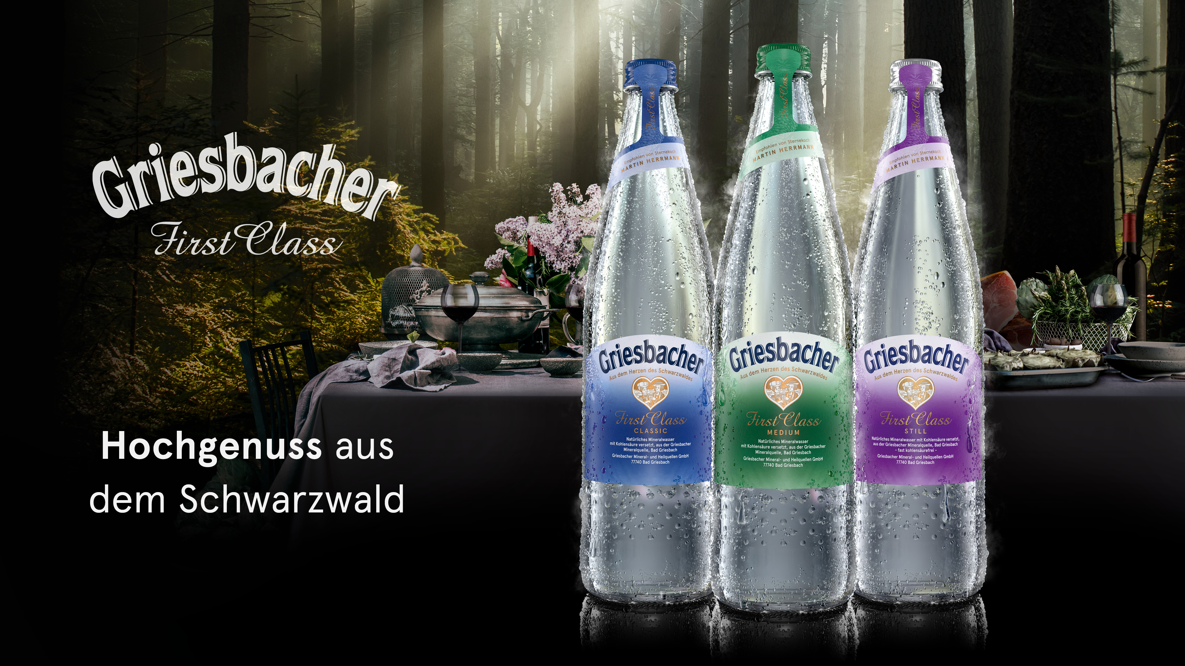 Drei Griesbacher Mineralwasserflaschen vor elegant gedecktem Tisch im Wald, Schriftzug „Hochgenuss aus dem Schwarzwald“