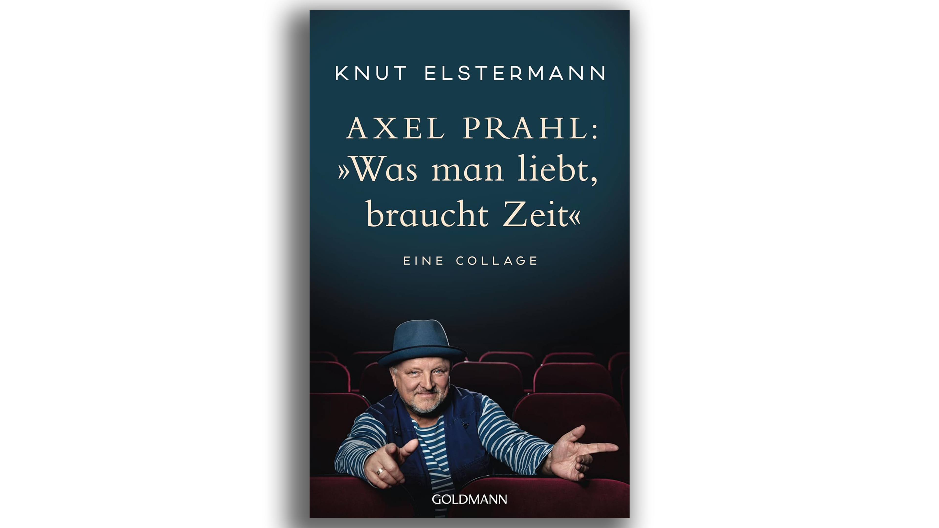 Person mit gestreiftem Shirt und Mütze sitzt in einem Kinosaal vor Buchcover mit Axel Prahl und Titeltext